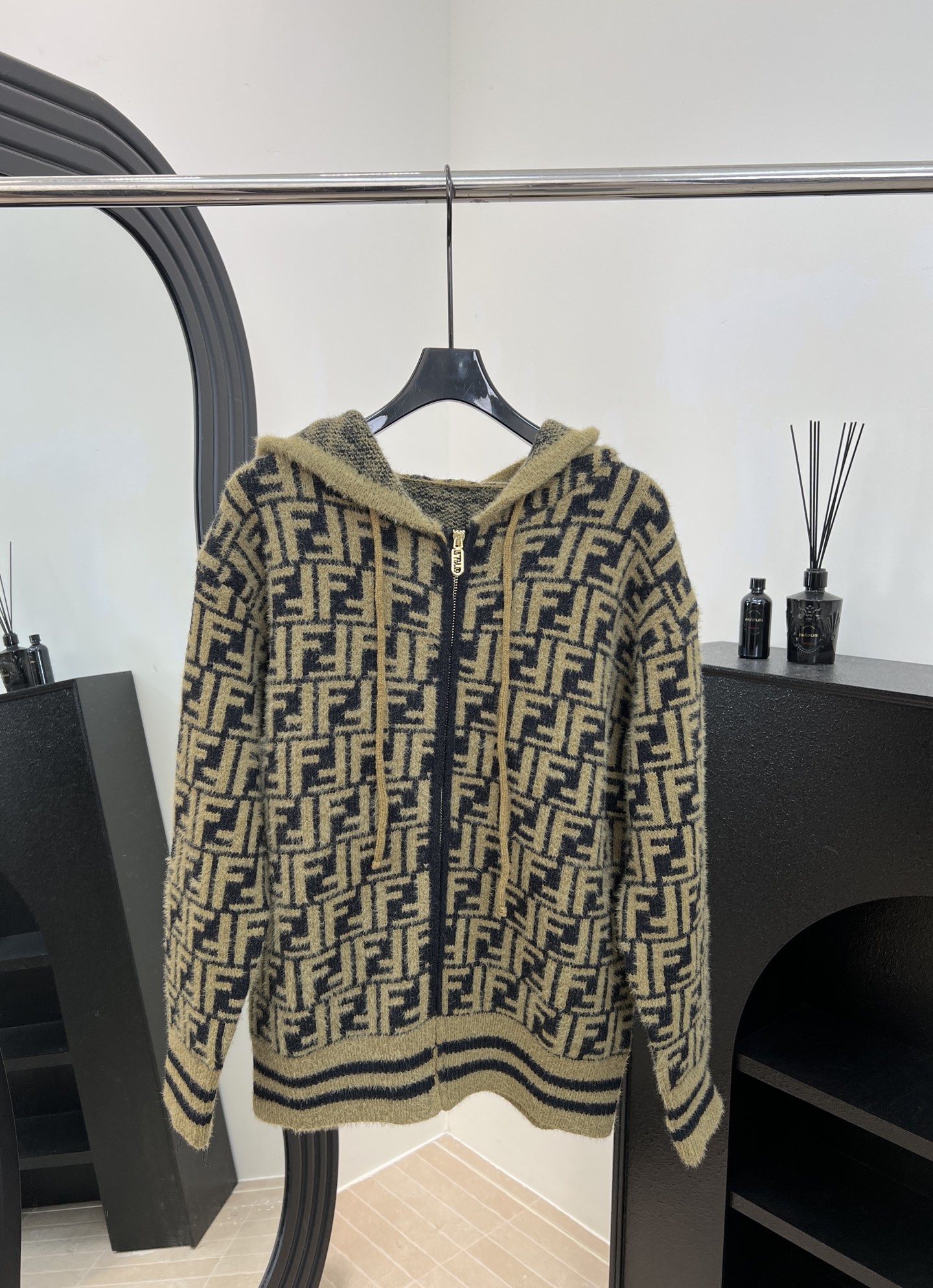 NO:606108,FENDI's new autumn and winter style, retro presbyopic hooded cardigan, classic FF logo throughout, hooded design, front zipper closure, casual fit, size S M L,,fendi,hats,alexander wang19860909FENDI 秋冬新款 复古老花连帽开衫、经典FF标志贯穿始终、连帽设计 前片拉链开合、休闲版型 码数S M L,,fendi,hats,alexander wang,Women's clothing