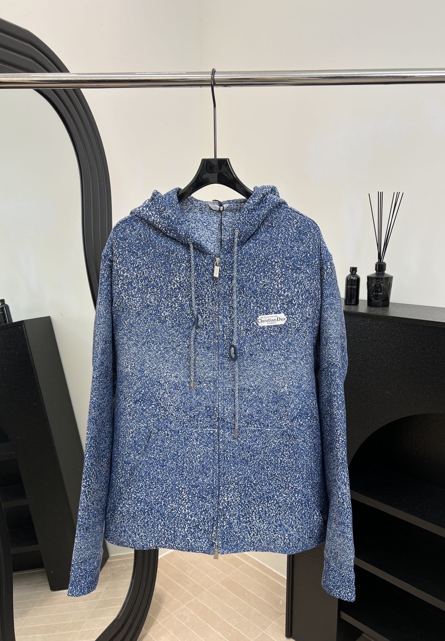 NO:606886,Men's Dior autumn and winter new gradient mixed color label hooded zipper jacket, made of blue cotton jacquard fabric, decorated with gradient patterns and side slit pockets, front brand logo embellishment, casual fit, size S M L XL,, dior, jackets & coats, hats, alexander wang19860909男款Dior 秋冬新款 渐变混色标签连帽拉链外套、采用蓝色棉质提花面料、饰以渐变图案和侧边开缝口袋、正面品牌标识点缀、休闲版型 码数S M L XL,,dior,jackets & coats,hats,alexander wang,Women's clothing