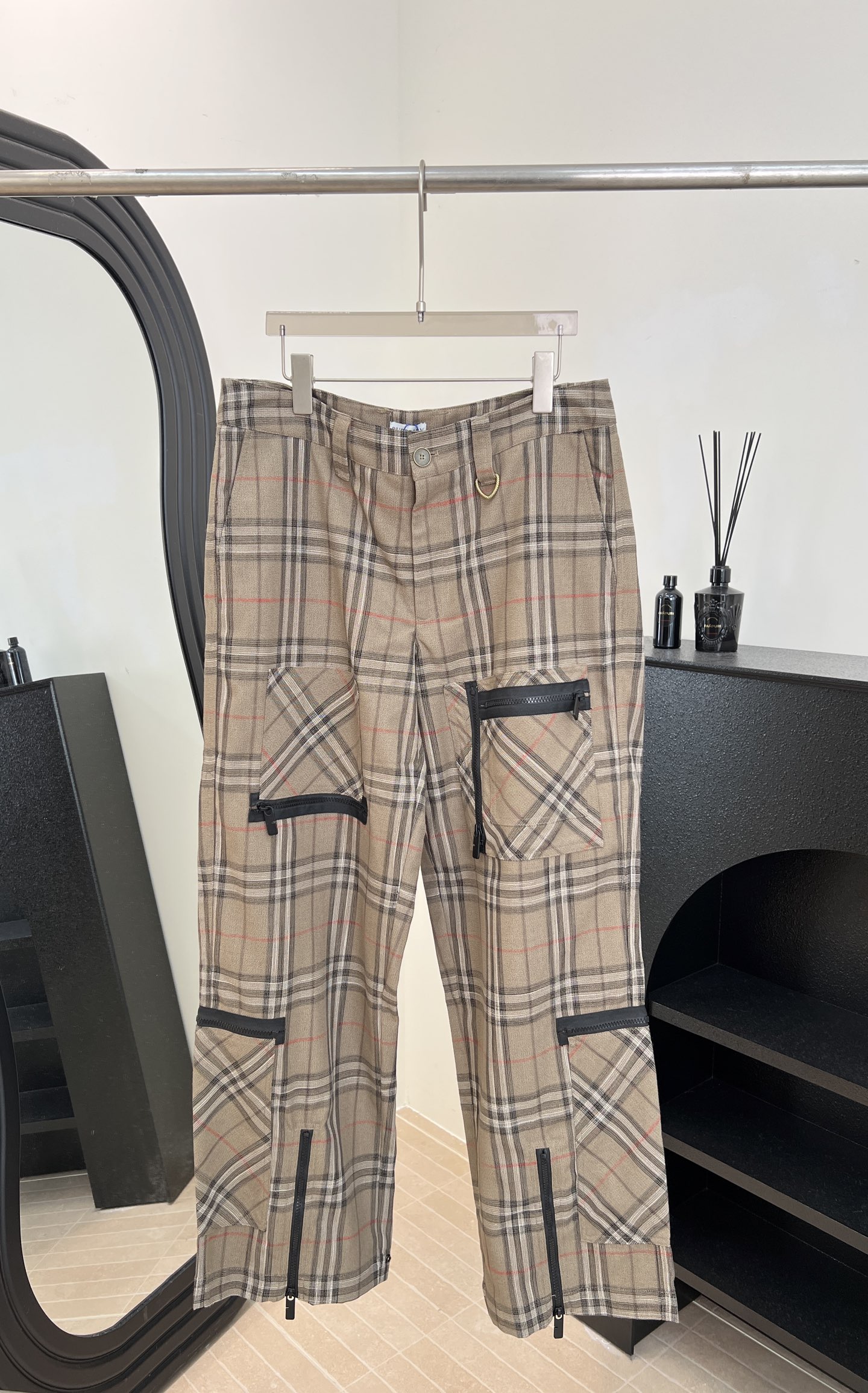 NO:606890,Men's Burberry autumn and winter new style plaid straight casual trousers, classic vintage brown plaid pattern, counter-check tailoring, spliced ​​asymmetrical pockets, black metal zipper decoration, jersey cotton fabric, trouser zipper closure, size S M L XL,,burberry,alexander wang19860909男款Burberry 秋冬新款 格纹直筒休闲长裤、经典vintage咖色格纹喜乐、对格剪裁 拼接不对称口袋、黑色金属拉链装饰、平纹针织棉布面料、裤脚拉链开合 码数S M L XL,,burberry,alexander wang,Women's clothing