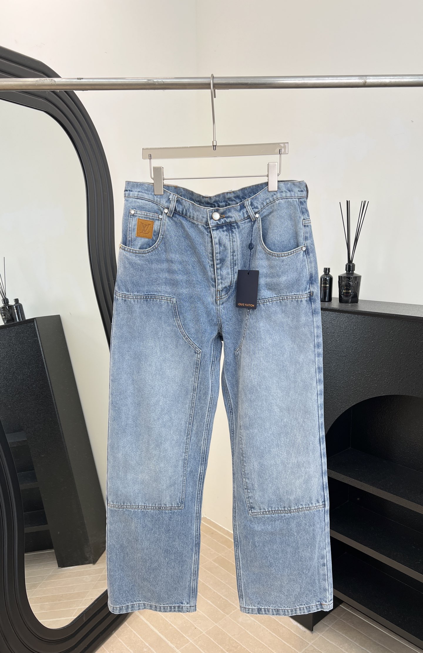 NO:606895,Men's LouisVuitton Louis Vuitton early spring new style washed denim casual trousers, custom-made classic blue dyed washed fabrics, casual fit design, front panel structure, rear Damier label rich details, suede Marque L.Vuitton Déposée patch, button front, equipped with pearl buttons, classic five-pocket jeans cut, equipped with pearl rivets, wide-leg version Size S M L XL,, louis  vuitton,louis vuitton,jeans,alexander wang19860909男款LouisVuitton 路易 早春新款 洗水牛仔休闲长裤、订制经典蓝色染色洗水面料、以休闲版型设计、正面拼裁片结构、后部 Damier 标签丰富细节、绒面革 Marque L.Vuitton Déposée 贴饰、纽扣前襟,配有珠光纽扣、经典五袋牛仔裤剪裁,配有珠光铆钉、阔腿版型 码数S M L XL,,louis vuitton,louis vuitton,jeans,alexander wang,Women's clothing