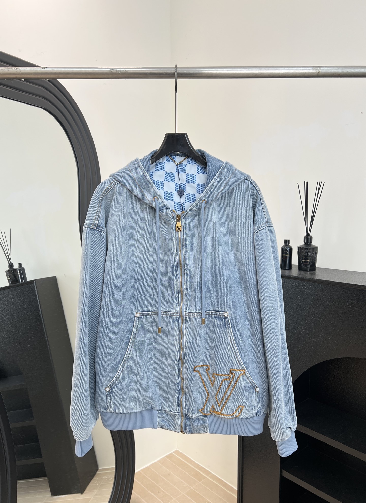NO:606900,Men's LouisVuitton Louis Vuitton early spring new style hooded denim casual jacket, custom-made classic blue dyed washed fabric, embroidered brand letter label on the lower side of the front pocket, metal zipper placket, pearl button decoration on the pocket, blue and white checkerboard lining inside, with same color drawstring, embellished with metal buckles, rib knitted cuffs and hem, simple design, not picky, size S M L XL,, louis vuitton, louis  vuitton,jackets & coats,hats,alexander wang19860909男款LouisVuitton 路易 早春新款 连帽牛仔休闲外套、订制经典蓝色染色洗水面料、正面口袋下侧品牌字母刺绣标签、金属拉链开合门襟、袋口配有珠光纽扣装饰、内里蓝白棋盘格内衬、配有同色系抽绳,点缀金属扣、罗纹针织袖口和下摆、简单设计 不挑人穿 码数S M L XL,,louis vuitton,louis vuitton,jackets & coats,hats,alexander wang,Women's clothing