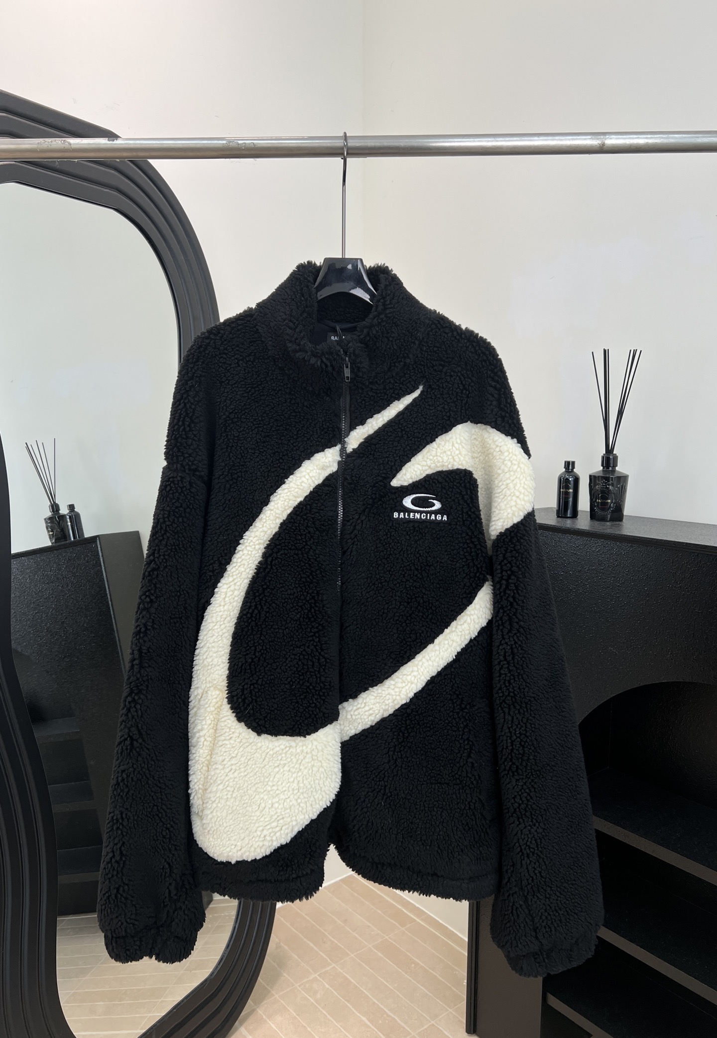 NO:623164,BALENCIAG*A Paris Autumn and Winter New Style Tailored jacket with stand-up collar, customized fleece fabric, small brand logo label embroidery on the front, large logo pattern on the front, black and white contrast to highlight the design style, knitted rib sleeves and hem, diagonal pockets, simple design style, loose fit, same size for men and women, size S M L XL,, balenciaga, jackets & coats, alexander wang19860909BALENCIAG*A 巴黎 秋冬新款 立领廓形剪裁外套、定制抓绒毛毛面料、前胸品牌小logo标签刺绣、正面呼应大logo图案、黑白撞色凸显设计风格、针织罗纹衣袖和下摆、斜插口袋 简单设计款式、宽松版型 男女同款 码数S M L XL,,balenciaga,jackets & coats,alexander wang,Women's clothing