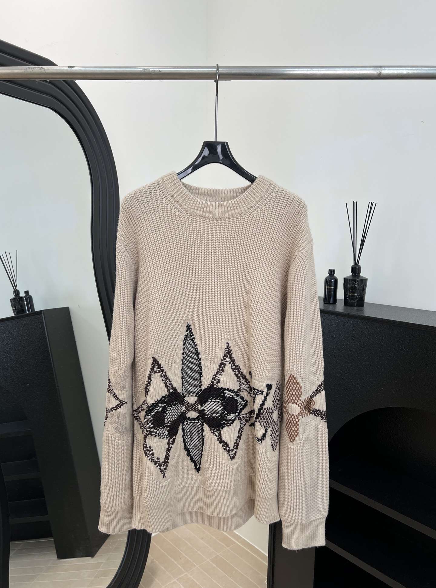 NO:623170,LouisVuitton Louis' new autumn and winter style Monogram floral jacquard sweater, soft wool fabric, off-white with classic Monogram floral embroidery, loose fit, size S M L,,louis vuitton,louis vuitton,sweaters,alexander wang19860909LouisVuitton 路易 秋冬新款 Monogram花卉提花毛衣、柔软羊毛面料、米白色搭配经典Monogram花卉刺绣,宽松版型 码数S M L,,louis vuitton,louis vuitton,sweaters,alexander wang,Women's clothing