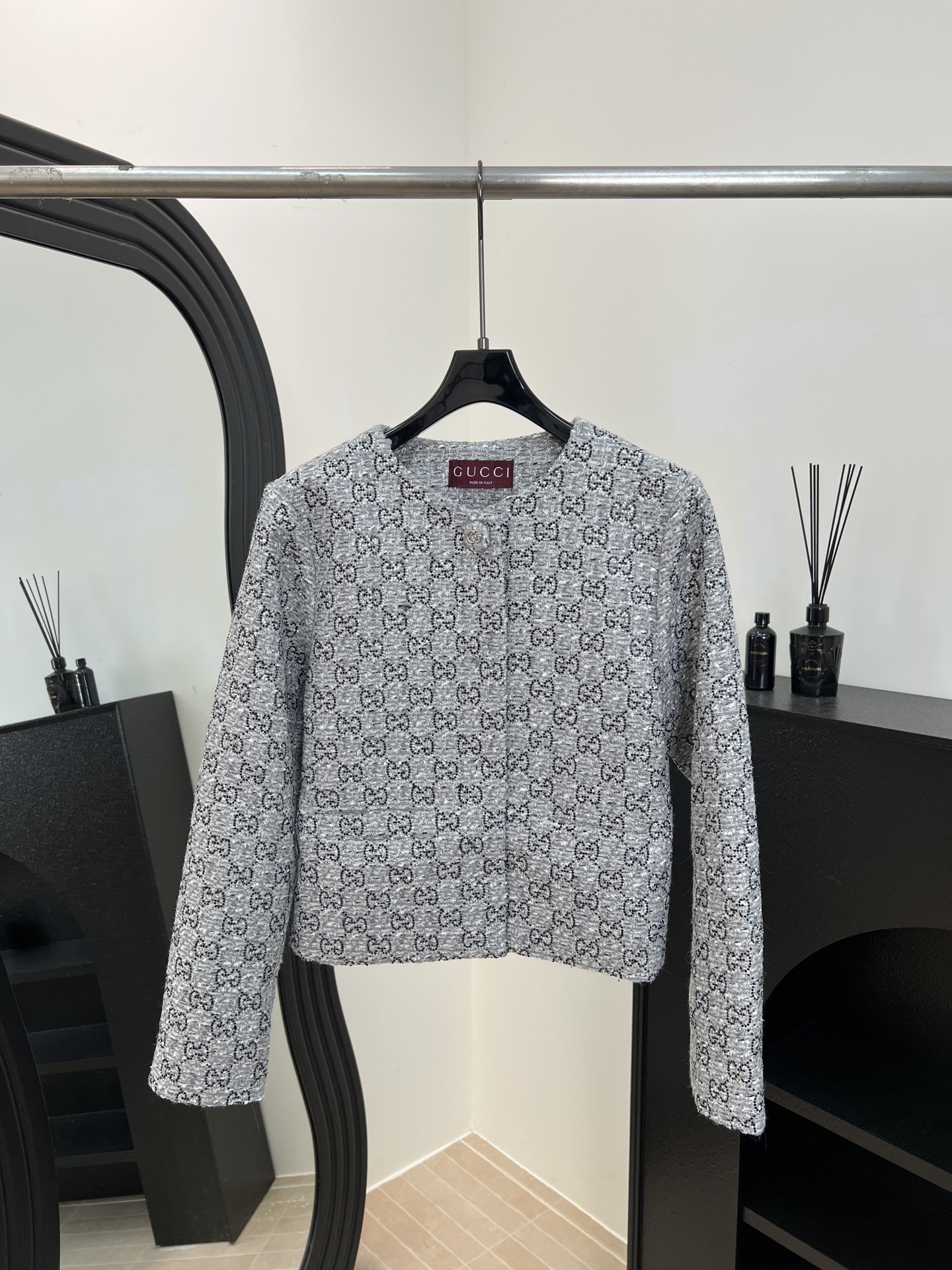 NO:608810,Gucci's new autumn and winter GG jacquard short jacket, classic double G hot diamond jacquard, adjustable double G round button on the front, full texture of tweed material, casual fit, size S M L,,gucci,jackets & coats,alexander wang19860909Gucci 秋冬新款 GG提花短款外套、经典双G烫钻提花、前襟双G圆扣可调节、粗花呢材质肌理感十足、休闲版型 码数S M L,,gucci,jackets & coats,alexander wang,Women's clothing