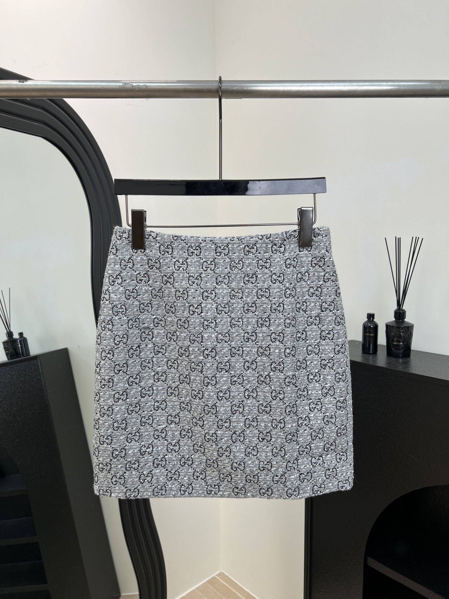 NO:608816,Gucci new autumn and winter GG presbyopic gray skirt, iconic double G pattern, A-line skirt, matched with sweater or jacket, casual fit, size S M L,,gucci,skirts,jackets & coats,alexander wang19860909Gucci 秋冬新款 GG老花灰色半裙、标志性双G图案、A字裙型、搭配针织衫或外套、休闲版型 码数S M L,,gucci,skirts,jackets & coats,alexander wang,Women's clothing