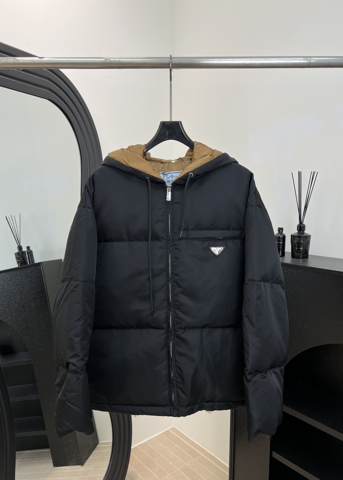 NO:578806,Comes with dust bag, Prada's new fall and winter hooded contrasting color down jacket, carbon black outer layer + brown lining, highly recognizable triangular metal logo, inner drawstring and zipper pocket, casual fit, size S M L,, prada, down jacket, hats, alexander wang19860909配防尘袋 Prada 秋冬新款 连帽撞色羽绒服、炭黑外层+棕色内衬、三角金属徽标超有辨识度、内里抽绳和拉链口袋、休闲版型 码数S M L,,prada,down jacket,hats,alexander wang,Women's clothing