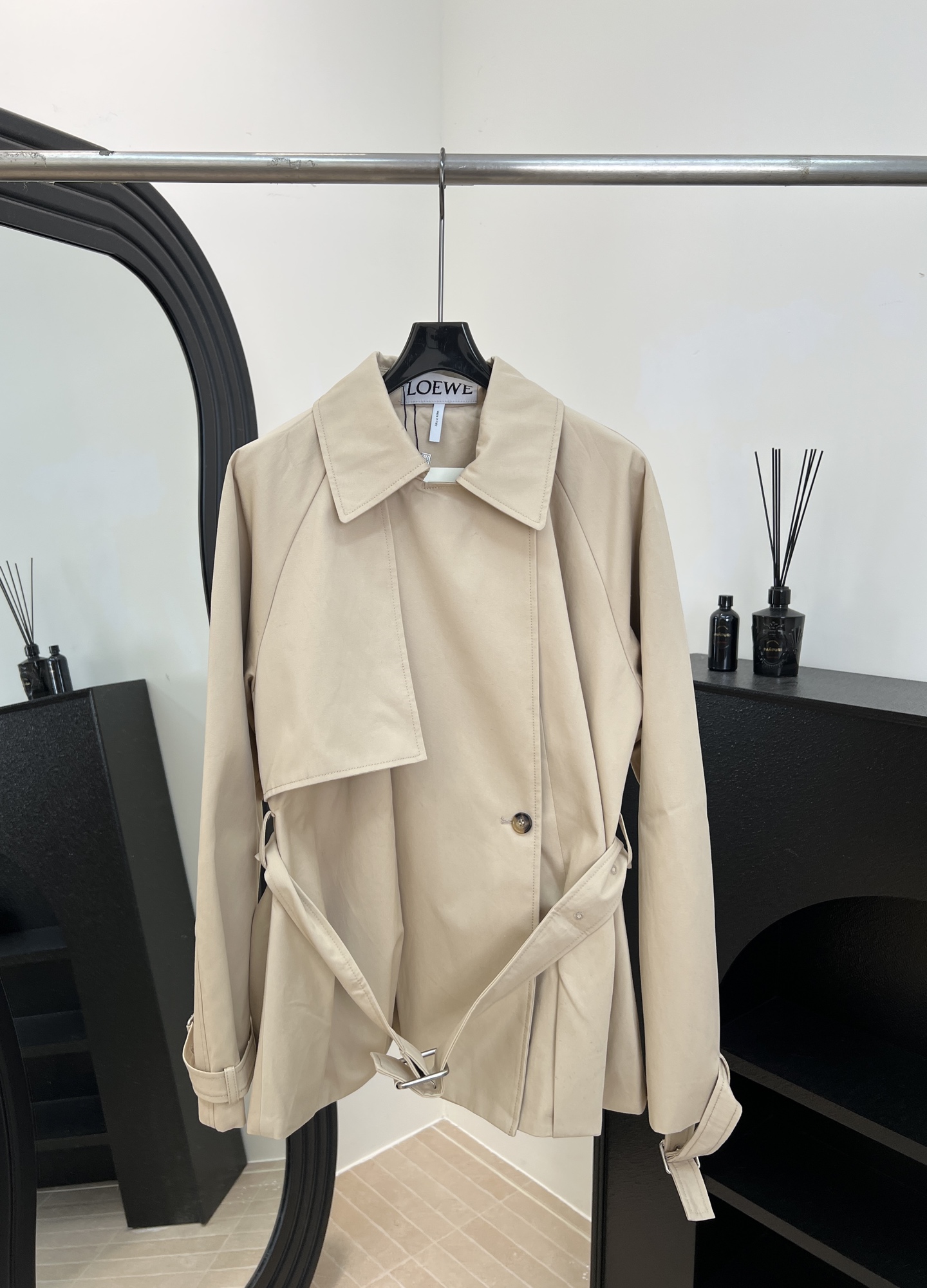 NO:608827,LOEWE's new autumn and winter beige short windbreaker, front button closure, detachable belt, drawstring cuffs, LOEWE Anagram embossed leather patch on the back, the fabric is very soft and drapey, the waist design makes it slimmer and highlights the waistline, and the visual effect also lengthens the leg proportions. It is a must-have when paired with wide-leg pants or tight jeans. Size S M L,, loewe, alexander wang19860909LOEWE 秋冬新款 米色短款风衣、正面纽扣开合、可拆卸腰带、束带袖口、背面 LOEWE Anagram 压纹皮革贴片、面料是很柔软有垂感的、收腰设计更显瘦突出腰线、视觉效果也更拉长腿部比例、搭配阔腿裤或者紧身牛仔都是一绝 码数S M L,,loewe,alexander wang,Women's clothing