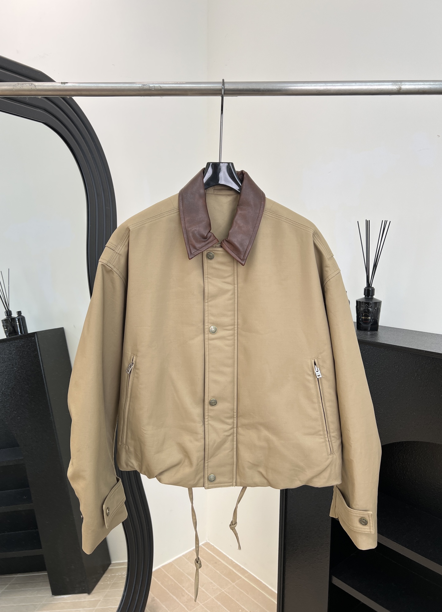 NO:608832,Acne Studios Autumn and Winter New Style Barn Style Jacket with Leather Collar, Khaki High Density Cotton + Dark Brown Waxed Leather Lapel, Short Box Profile + Dropped Shoulder Sleeves, Adjustable Drawstring Hem, Casual Fit Size S M L,,acne studios,dior,jackets & coats,alexander wang19860909Acne Studios 秋冬新款 皮领巴恩风夹克、卡其色高密度棉+深棕油蜡皮翻领、短款箱型廓形+落肩袖、抽绳下摆可调节、休闲版型 码数S M L,,acne studios,dior,jackets & coats,alexander wang,Women's clothing