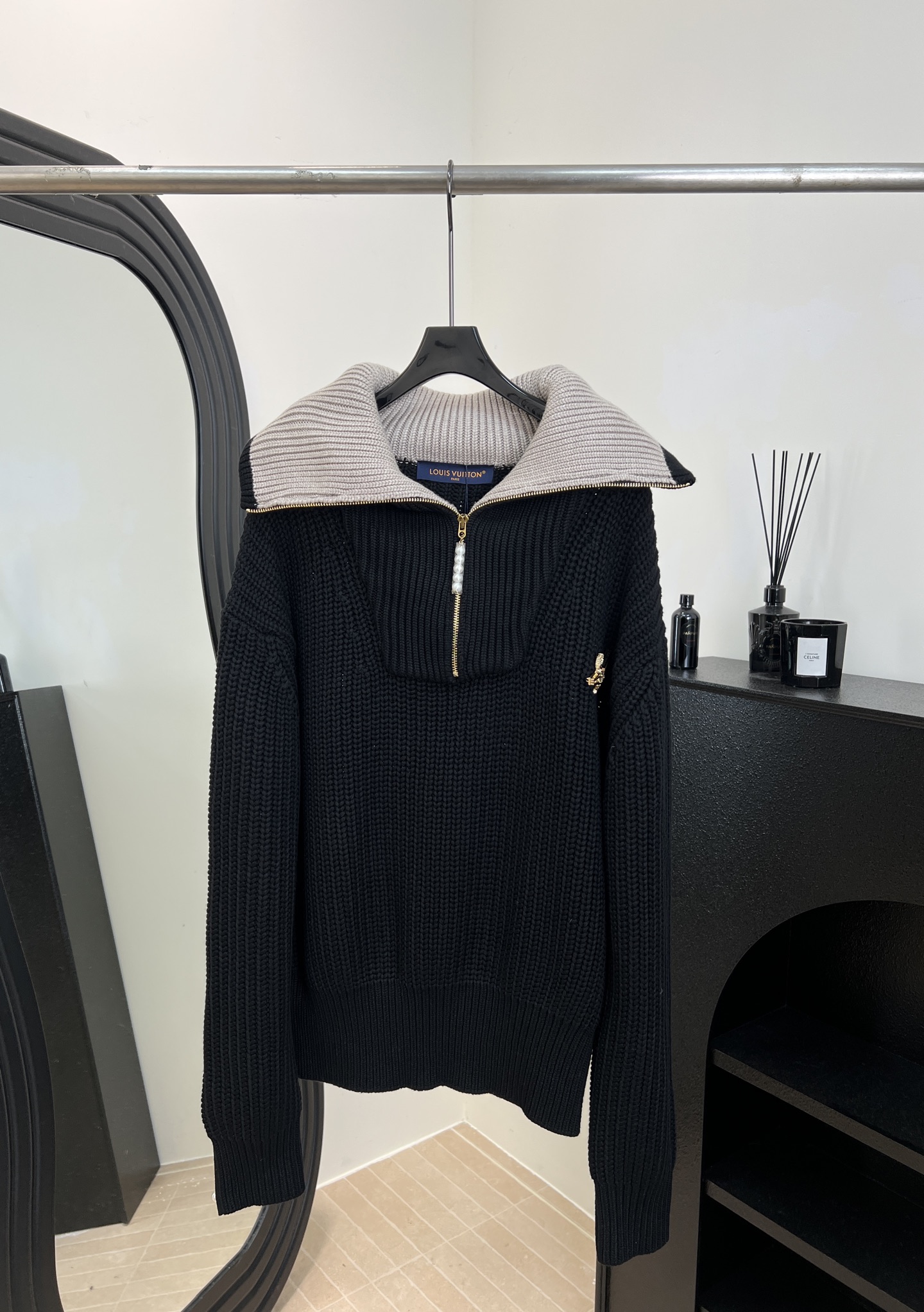 NO:611228,LouisVuitton Louis' new autumn and winter model pilot turtleneck knitted sweater, black sheep wool blend, soft and warm, large lapel gray inner, half zipper design, pearl cufflinks and chest metal brooch, casual fit, same style for men and women, size S M L,, louis vuitton, louis vuitton, sweaters, brooch, breastpin, alexander wang19860909LouisVuitton 路易 秋冬新款 飞行员高领针织毛衣、黑色绵羊毛混纺、柔软又保暖、大翻领灰色内、半拉链设计、珍珠袖扣和胸前金属胸针、休闲版型,男女同款 码数S M L,,louis vuitton,louis vuitton,sweaters,brooch，breastpin,alexander wang,Women's clothing