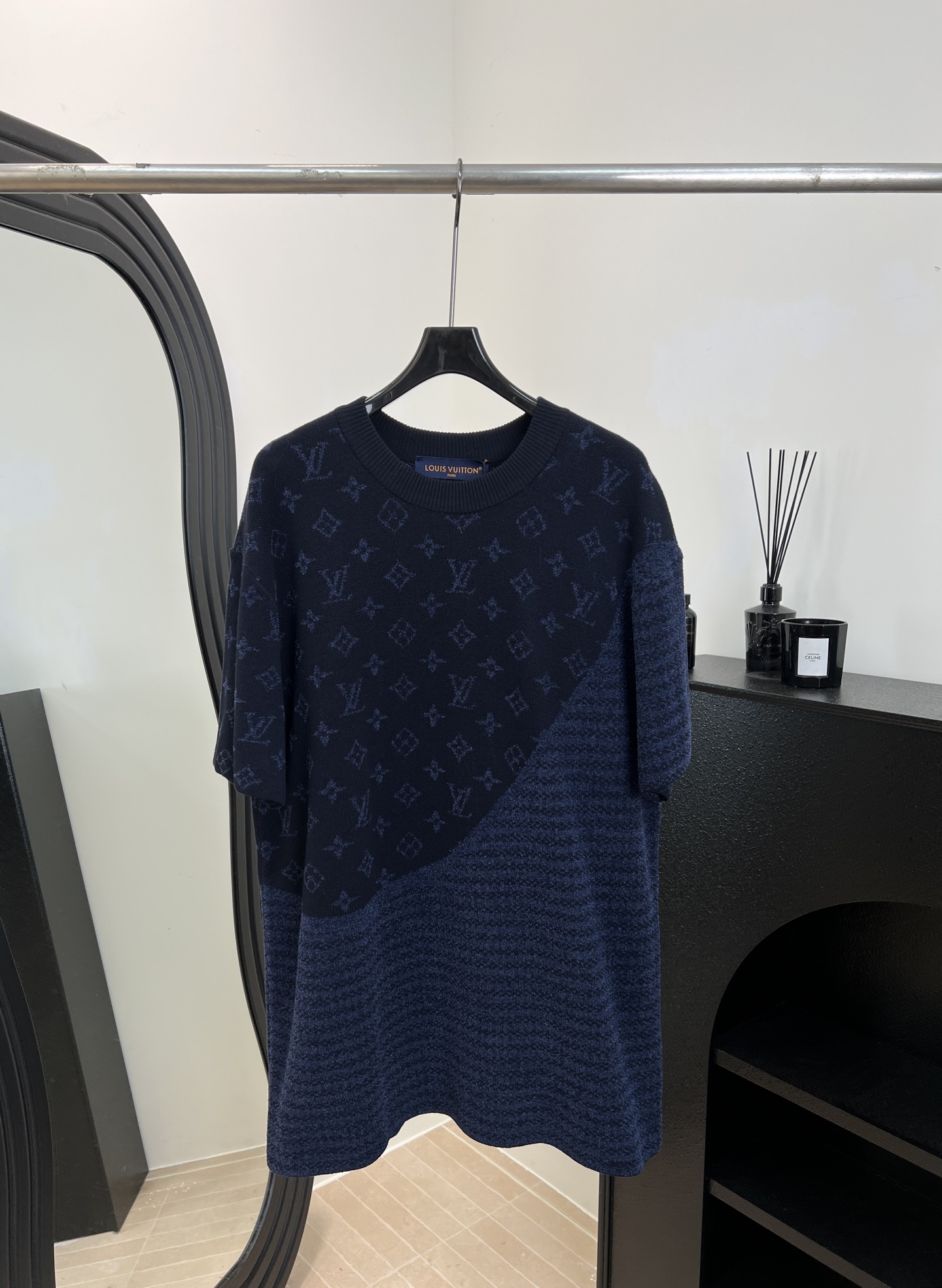 NO:611233,LouisVuitton Louis' new autumn and winter Monogram knitted short-sleeved T-shirt, classic dark blue color stitching + Monogram presbyopia, soft and skin-friendly fabric, casual version, same style for men and women, size S M L,, louis vuitton, louis vuitton, T-shirt, tees, t-shirt, alexander wang19860909LouisVuitton 路易 秋冬新款 Monogram针织短袖T恤、经典深蓝配色拼接+Monogram老花、面料柔软亲肤、休闲版型,男女同款 码数S M L,,louis vuitton,louis vuitton,T-shirt,tees，t-shirt,alexander wang,Women's clothing