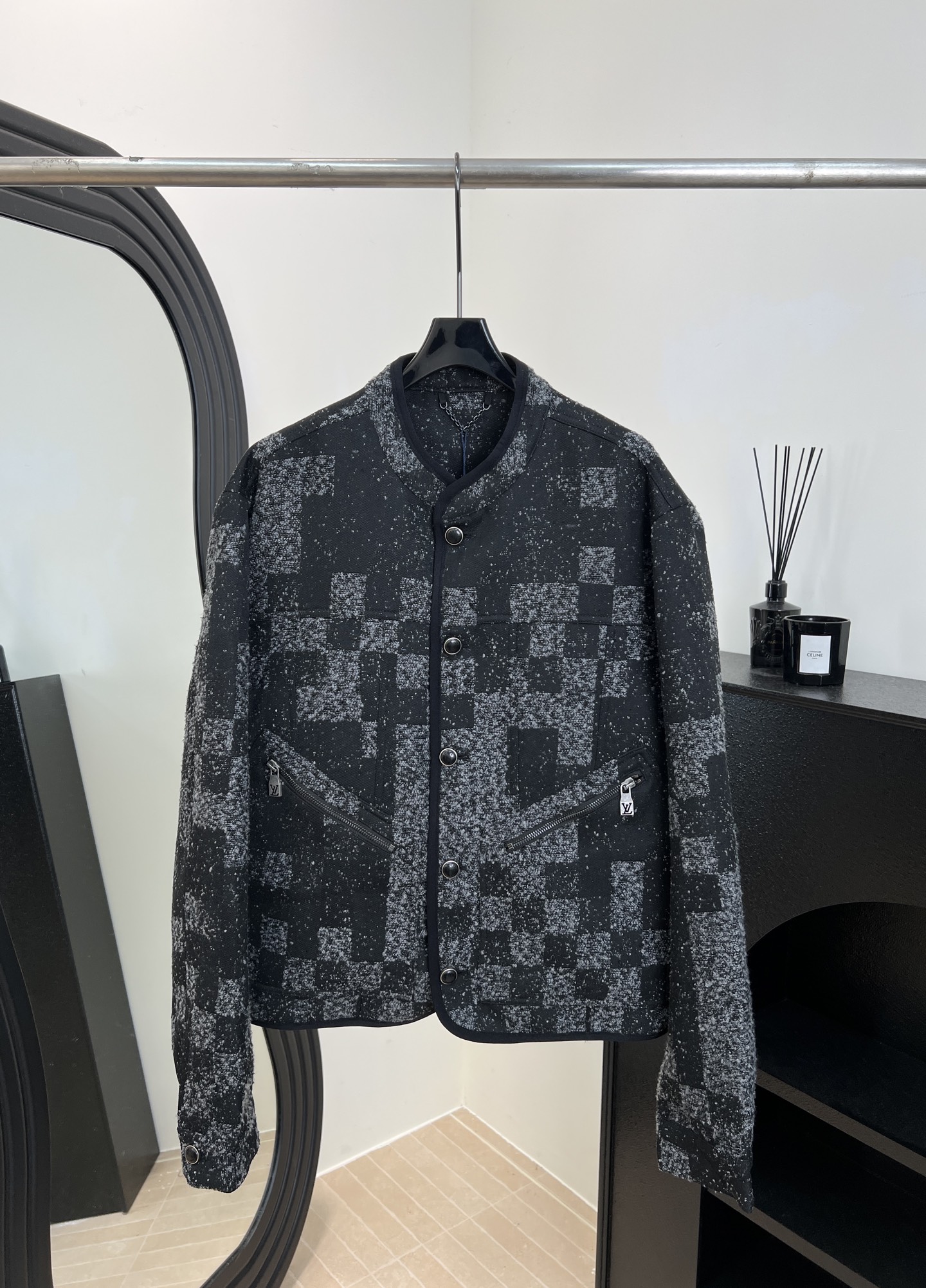 NO:606861,LouisVuitton Louis' new autumn and winter baseball tunic jacket with long sleeves and round neck, suede leather sleeves and woolen body, rhinestone and black beaded illuminated logo patches, LV Vers and LV Vers United logos, striped ribbed hem and cuffs, fully lined with black silk, pearlescent snap buttons at the front, classic silhouette, unisex sizes S M L XL,, louis vuitton, louis vuitton, louis  vuitton,versace,jackets & coats,alexander wang19860909LouisVuitton 路易 秋冬新款 圆领长袖棒球束腰夹克、绒面皮革衣袖拼接毛呢衣身、莱茵石和黑色珠饰点亮标识贴饰、呈现LV Vers 和 LV Vers United 标识、条纹罗纹下摆和袖口、黑色丝质全内衬、珠光按扣前襟、经典版型剪裁、男女同款 码数S M L XL,,louis vuitton,louis vuitton,louis vuitton,versace,jackets & coats,alexander wang,Women's clothing