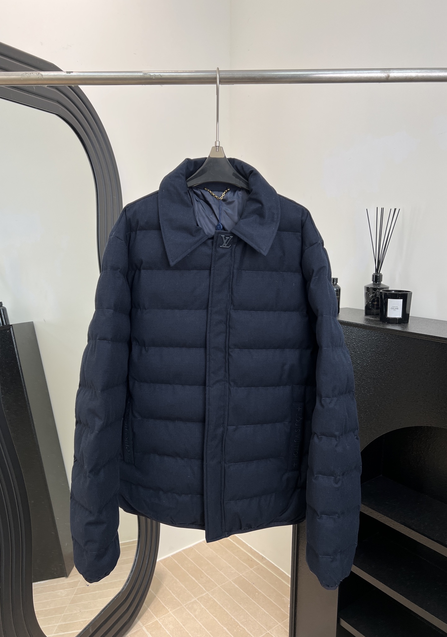 NO:606909,Men's LouisVuitton Louis Vuitton early spring new style, lapel long-sleeved casual cotton jacket, custom brushed comfortable fabric, pocket embellished with letter webbing, hidden zipper placket embellished with brand metal logo, elastic cuffs and hem, silk logo jacquard lining Size S M L XL,, louis vuitton, louis vuitton, alexander wang19860909男款LouisVuitton 路易 早春新款、翻领长袖休闲棉服、定制磨毛舒适面料、袋口点缀字母织带、隐藏式拉链门襟点缀品牌金属标、松紧带袖口和下摆、丝质logo提花内里里衬 码数S M L XL,,louis vuitton,louis vuitton,alexander wang,Women's clothing