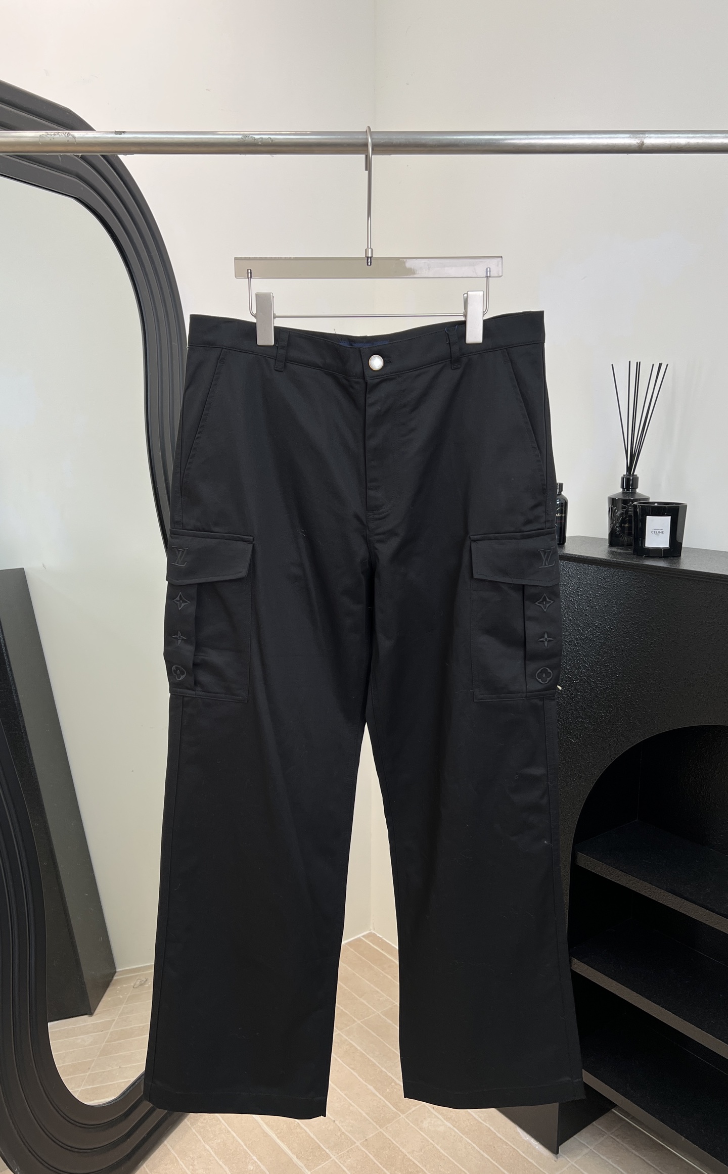 NO:606905,Men's LouisVuitton Louis early spring new style straight casual trousers, overalls made of fine silk and cotton blend, overalls pockets with embroidered logo, right back pocket Louis Vuitton Malletier patch, pearlescent button closure, Italian style pockets, flap back pockets with pearlescent buttons, classic fit, size S M L XL,,louis vuitton,louis vuitton,alexander wang19860909男款LouisVuitton 路易 早春新款 直筒休闲长裤、工装裤取材细腻丝棉混纺、工装口袋呈现刺绣标识、右侧后袋Louis Vuitton Malletier 贴饰、珠光纽扣开合 意式口袋、翻盖后袋配有珠光纽扣、经典版型剪裁 码数S M L XL,,louis vuitton,louis vuitton,alexander wang,Women's clothing