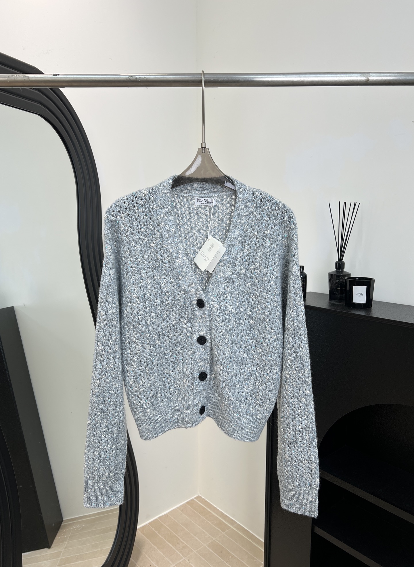 NO:579354,Brunello Cucinelli BC new autumn and winter style sequined wool cardigan, made of soft wool fabric, embellished with baby's breath sequins all over the body, hollow crochet workmanship, casual fit, size S M L,, brunello cucinelli, alexander wang19860909Brunello Cucinelli BC 秋冬新款 亮片羊毛开衫、柔软羊毛面料制作、满天星亮片点缀全身、镂空钩花工艺、休闲版型 码数S M L,,brunello cucinelli,alexander wang,Women's clothing