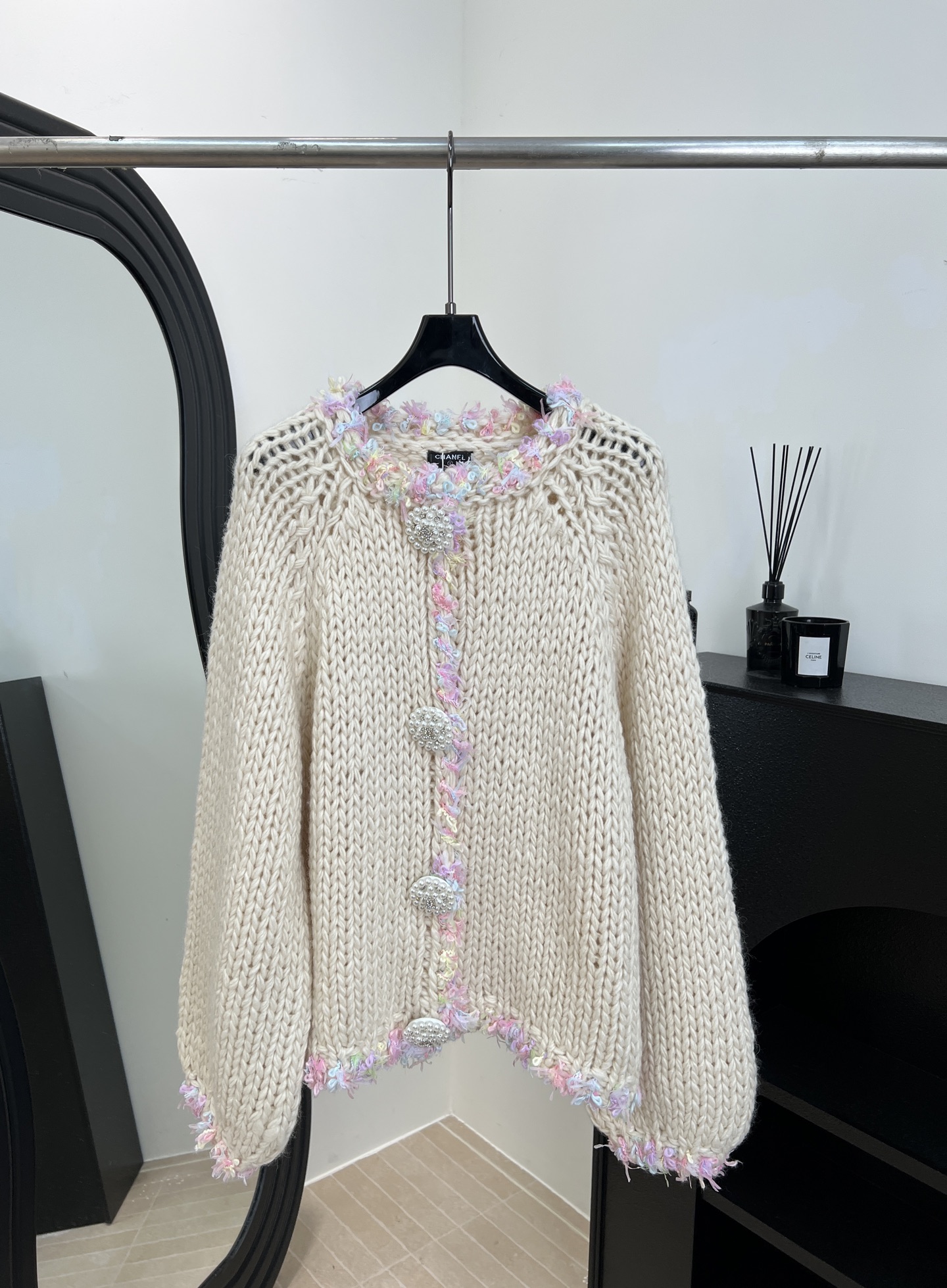 NO:623138,ChaneI Xiaoxiang new autumn and winter thick knitted contrast lace cardigan sweater, hand knitted with stick needles, with pink and purple contrast lace, collar, buttons and hem all embellished with lace, casual fit size S M L,,chanel,sweaters,alexander wang19860909ChaneI 小香 秋冬新款 粗针织撞色花边开衫毛衣、手工棒针编织、搭配粉紫撞色花边、衣领、纽扣和下摆都有花边点缀、休闲版型 码数S M L,,chanel,sweaters,alexander wang,Women's clothing