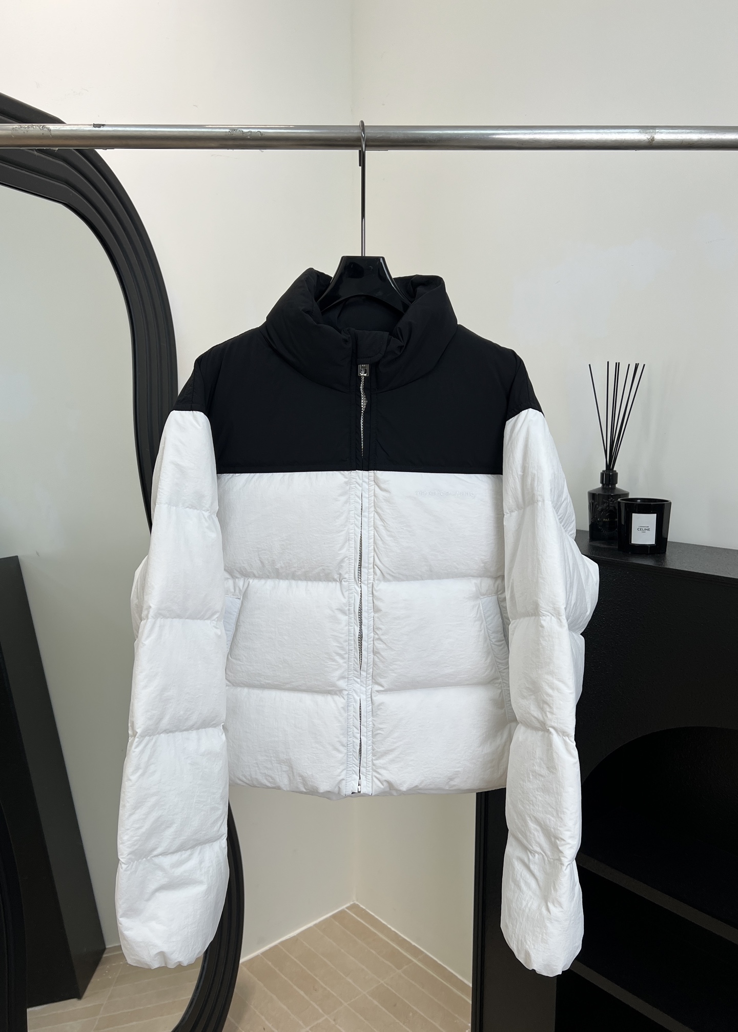 NO:623209,Comes with dust bag, Alexander Wang's new autumn and winter style, contrasting stand-collar down jacket, filled with 90 white duck down, black and white splicing asymmetric quilting, zipper closure + elastic cuffs, casual fit, size S M L,,alexander wang,down jacket,alexander wang19860909配防尘袋 Alexander Wang 大王 秋冬新款 撞色立领羽绒服、填充90白鸭绒、黑白拼接不对称绗缝、拉链开合+弹性袖口、休闲版型 码数S M L,,alexander wang,down jacket,alexander wang,Women's clothing