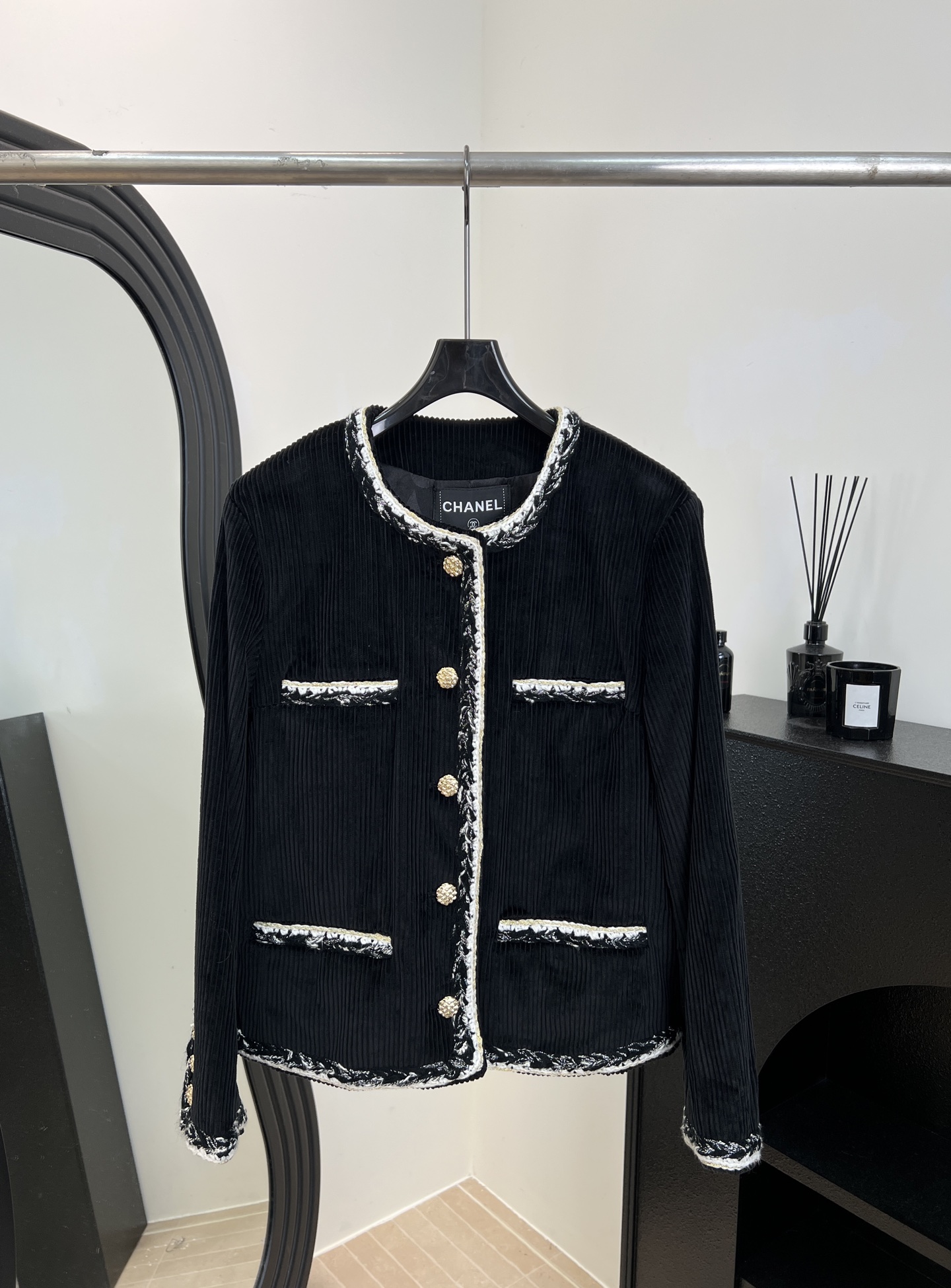 NO:623144,ChaneI Xiaoxiang autumn and winter new corduroy jacket, black vertical stripes classic four-pocket design, gold buttons and white braided piping, it is OK to match with high-waisted pants or skirts, casual fit, size SML,,chanel,skirts,jackets & coats,alexander wang19860909ChaneI 小香 秋冬新款 灯芯绒外套、黑色竖条纹经典四口袋设计、金色纽扣 白色编织滚边、搭配高腰裤或裙都OK、休闲版型 码数SML,,chanel,skirts,jackets & coats,alexander wang,Women's clothing