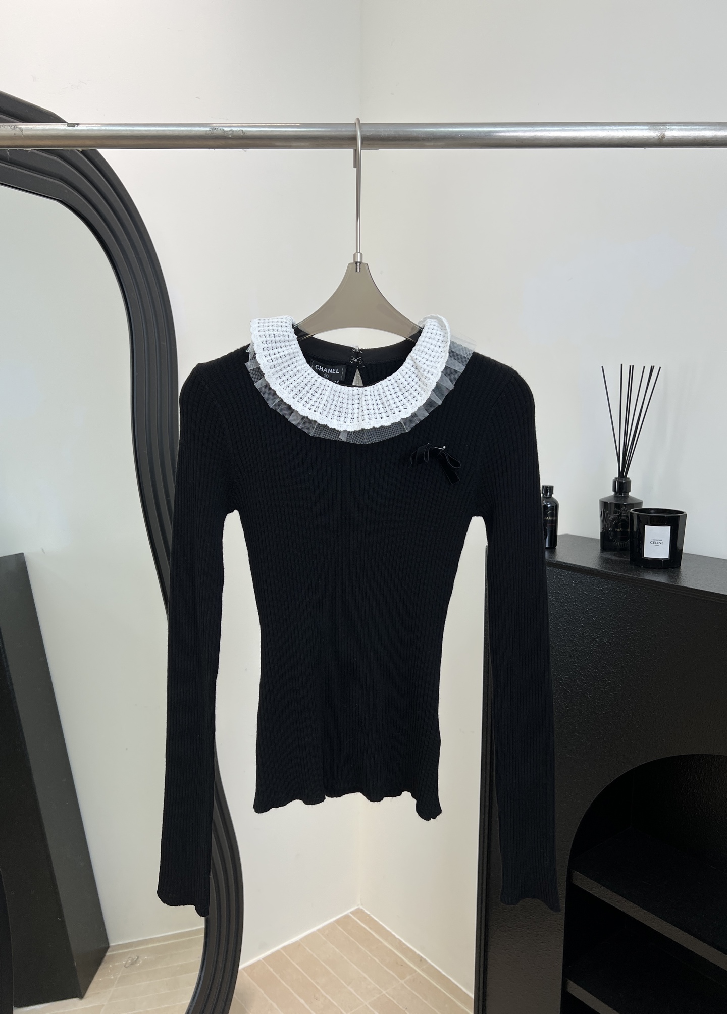 NO:579357,ChaneI Xiaoxiang new autumn and winter style wool top with doll collar, made of selected wool knitted fabrics, customized weaving and dyeing process, knitted lace doll collar, with black velvet bow embellishment, elastic slim fit, can be worn alone as an inner layer, size S M L,,chanel,alexander wang19860909ChaneI 小香 秋冬新款 娃娃领羊毛上衣、甄选羊毛针织面料制作、定织定染工艺、针织蕾丝娃娃领、搭配黑色丝绒蝴蝶结点缀、弹力修身版型、单穿内搭都可以 码数S M L,,chanel,alexander wang,Women's clothing