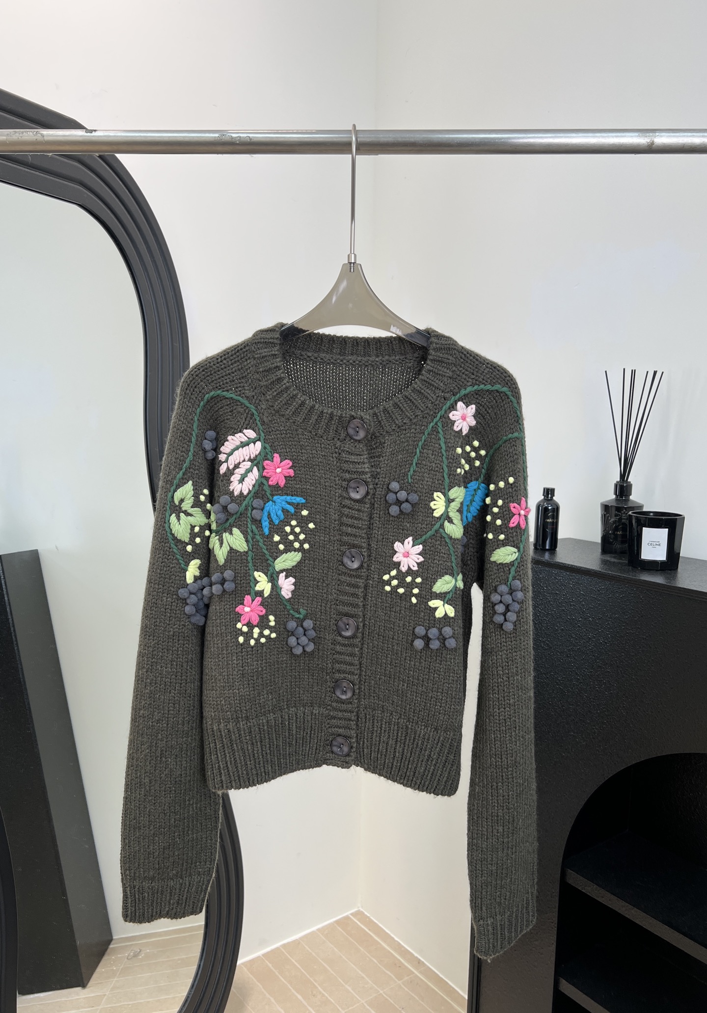 NO:579360,ChaneI Xiaoxiang new autumn and winter style wool floral cardigan, cashmere wool knitted fabric, custom weaving and dyeing process, decorated with colorful three-dimensional floral pattern embroidery, round neckline, elastic version, size S M L,,chanel,alexander wang19860909ChaneI 小香 秋冬新款 羊毛花卉开衫、羊绒羊毛针织面料、定织定染工艺、饰彩色立体花卉图案刺绣、圆领领口 弹力版型 码数S M L,,chanel,alexander wang,Women's clothing