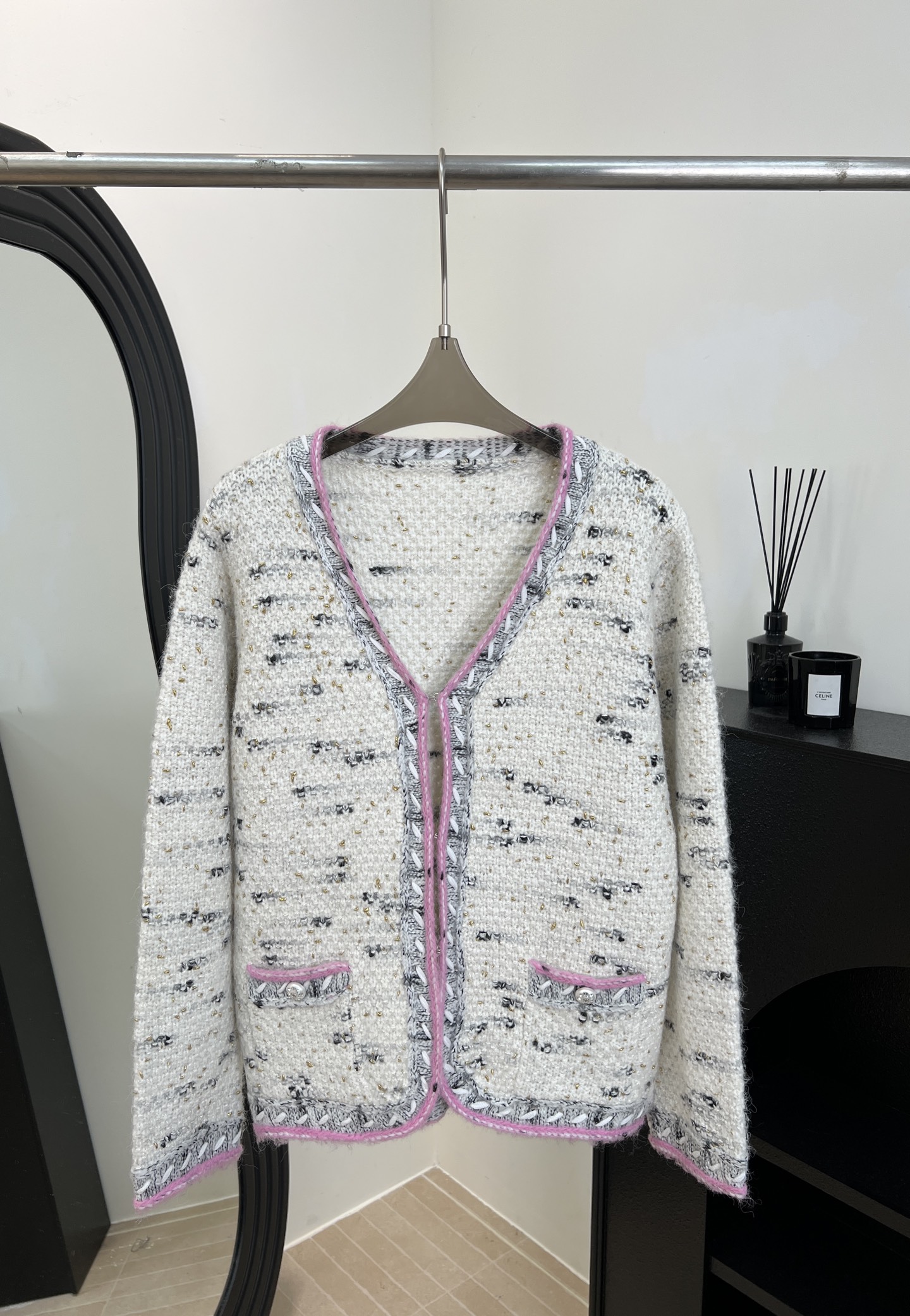 NO:623157,ChaneI Xiaoxiang Autumn and winter new polka dot leopard print wool knitted cardigan, classic Xiaoxiang style design, black and white polka dots + leopard print details, purple piping on the cuffs and collar, super layered, casual fit, size S M L,,chanel,alexander wang19860909ChaneI 小香 秋冬新款 波点豹纹羊毛针织开衫、经典小香风设计、黑白波点+豹纹细节、袖口和领口紫色滚边超有层次感、休闲版型 码数S M L,,chanel,alexander wang,Women's clothing