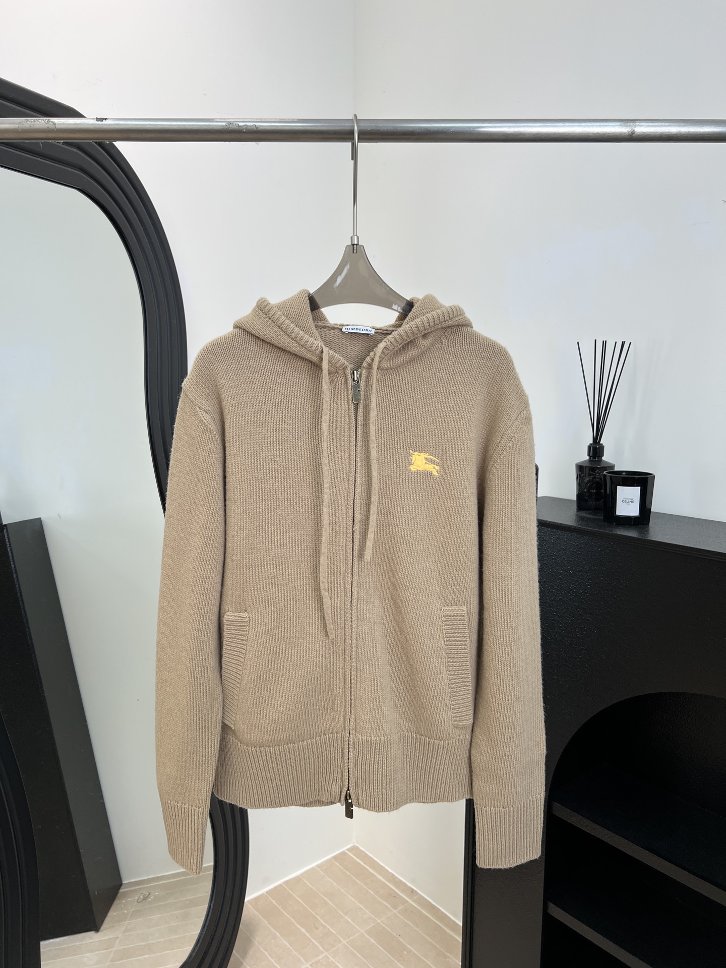 NO:623163,Burberry's new autumn and winter knight embroidered hooded knitted cardigan, made of wool blend, soft and warm, knight pattern + brand letters on the back, hooded design, casual fit, size S M L,, burberry, hats, alexander wang19860909Burberry 秋冬新款 骑士刺绣连帽针织开衫、采用羊毛混纺、柔软又保暖、背部骑士图案＋品牌字母、连帽设计、休闲版型 码数S M L,,burberry,hats,alexander wang,Women's clothing