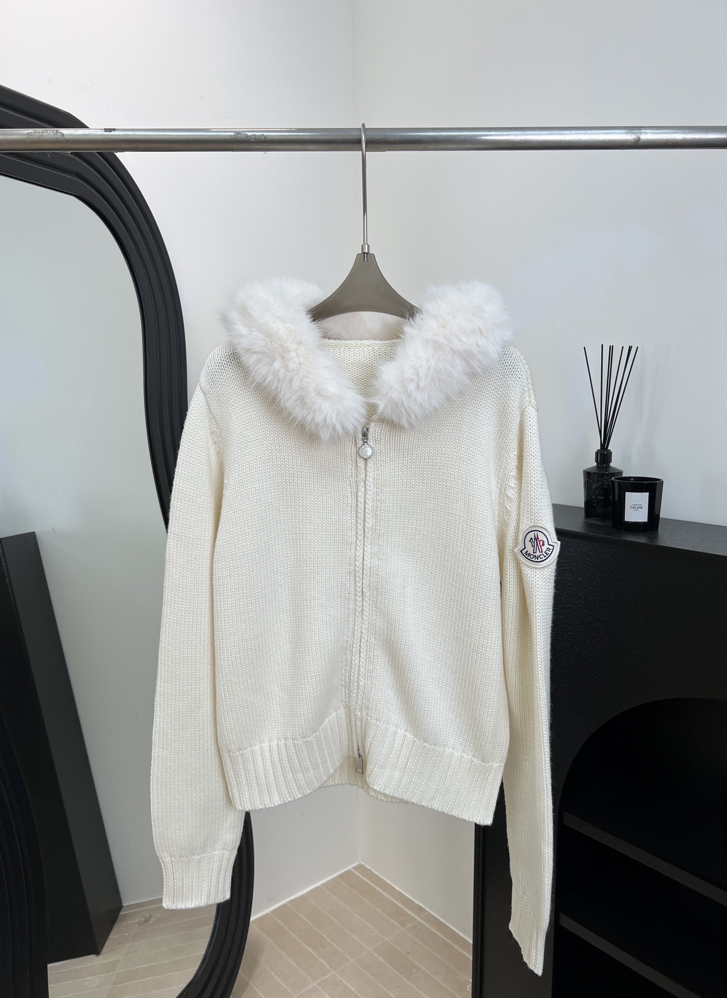 NO:579363,Moncler Meng Mouth New Autumn and Winter Mink Fur Collar Knitted Jacket, Classic Logo Embroidery on the Sleeves, Hooded Zipper Design with Oversized Fox Fur Collar, White Main Body Fresh and Elegant, Casual Fit Size S M L,,Moncler,jackets & coats,hats,alexander wang19860909Moncler 蒙口 秋冬新款 水貂毛领针织外套、袖子经典logo刺绣点缀、连帽拉链设计配以超大狐狸毛领、白色主体清新优雅、休闲版型 码数S M L,,Moncler,jackets & coats,hats,alexander wang,Women's clothing