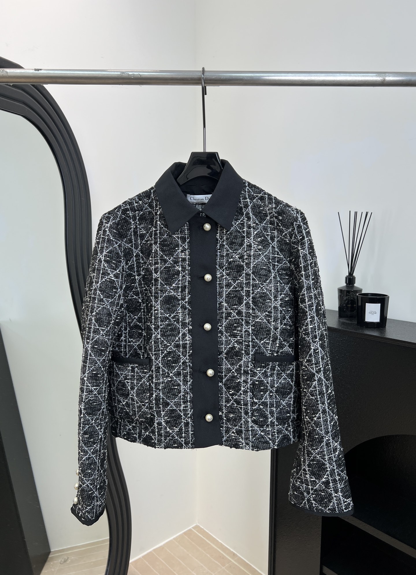 NO:579369,Dior's new autumn and winter cannage pattern tweed pearl button jacket, black and white color + classic cannage pattern, pearl button embellishment, short design, casual fit, size SML,, dior, jackets & coats, alexander wang19860909Dior 秋冬新款 藤格纹粗花呢珍珠扣外套、黑白配色＋经典藤格纹、珍珠扣点缀、短款的设计、休闲版型 码数SML,,dior,jackets & coats,alexander wang,Women's clothing