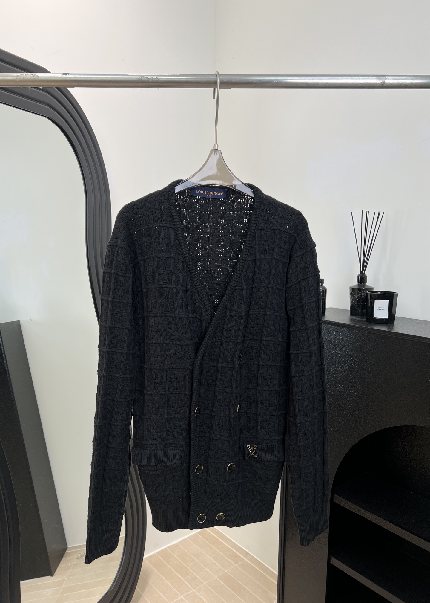 NO:611238,LouisVuitton Louis' new autumn and winter double-breasted knitted cardigan, LV checkered and cross logos hidden in the knitted pattern, V-neck + black horn buckle outer ring with metal edging, slightly loose version, same style for men and women, size S M L,,louis vuitton,louis vuitton,louis vuitton,alexander wang19860909LouisVuitton 路易 秋冬新款 双排扣针织开衫、针织花型里藏着LV方格和十字徽标、V领+黑牛角扣外圈金属包边、微宽松版型、男女同款 码数S M L,,louis vuitton,louis vuitton,louis vuitton,alexander wang,Women's clothing