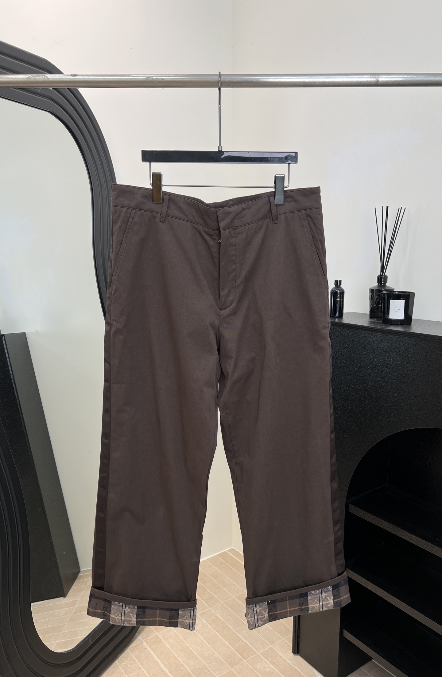 NO:606867,Men's LouisVuitton Louis early spring new style brown straight casual trousers, trousers can be folded, the trousers can be rolled up to reveal Monogram plaid lining, logo grosgrain trim on both sides, hook and zipper closure, trimmed back pockets and button pockets, logo patch above the right back pocket, straight fit size S M L XL,,louis vuitton,louis vuitton,alexander wang19860909男款LouisVuitton 路易 早春新款 咖色直筒休闲长裤、裤脚可翻折设计、可卷起裤脚展露 Monogram 格纹内衬、两侧标识罗缎饰边、钩扣和拉链开合、镶边后袋和纽扣口袋、右侧后袋上方配有标识贴饰、直筒版型 码数S M L XL,,louis vuitton,louis vuitton,alexander wang,Women's clothing