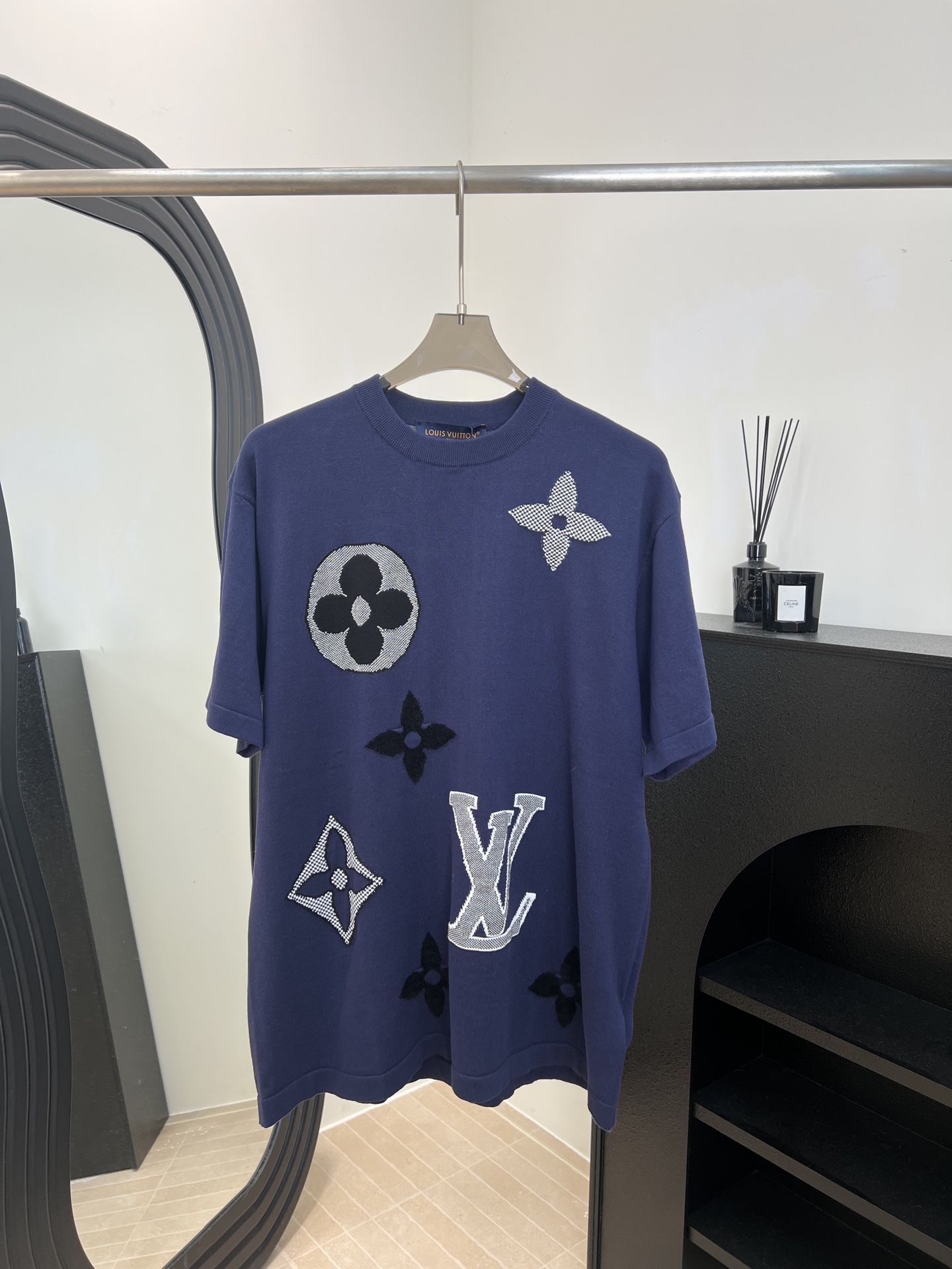 NO:588615,LouisVuitton Louis early spring new style knitted short-sleeved, dark blue main color classic Monogram pattern, high-quality knitted fabric soft and comfortable, loose fit, same style for men and women, size SML,, louis vuitton, louis vuitton, T-shirt, alexander wang19860909LouisVuitton 路易 早春新款 针织短袖、深蓝色主色经典Monogram花纹、高品质针织面料柔软舒适、宽松版型,男女同款 码数SML,,louis vuitton,louis vuitton,T-shirt,alexander wang,Women's clothing