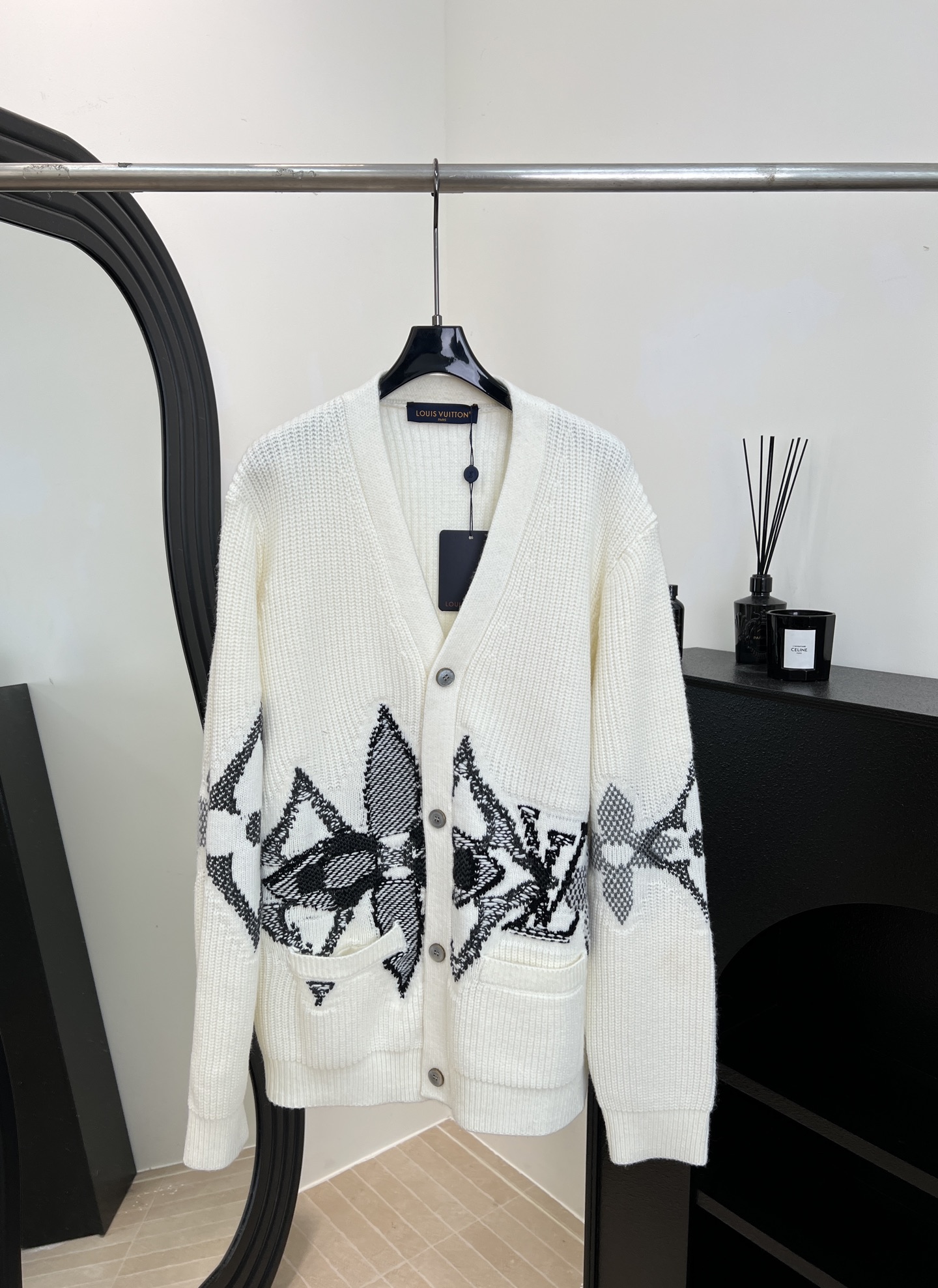 NO:588623,LouisVuitton Louis' new autumn and winter SKI ski series knitted cardigan, front Monogram pattern + geometric lines, ribbed cuffs and hem, off-white wool material, soft and comfortable, casual fit, same style for men and women, size S M L,, louis vuitton, louis vuitton, alexander wang19860909LouisVuitton 路易 秋冬新款 SKI滑雪系列针织开衫、正面Monogram花纹+几何线条、袖口和下摆罗纹收口、米白色羊毛材质柔软舒适、休闲版型,男女同款 码数S M L,,louis vuitton,louis vuitton,alexander wang,Women's clothing