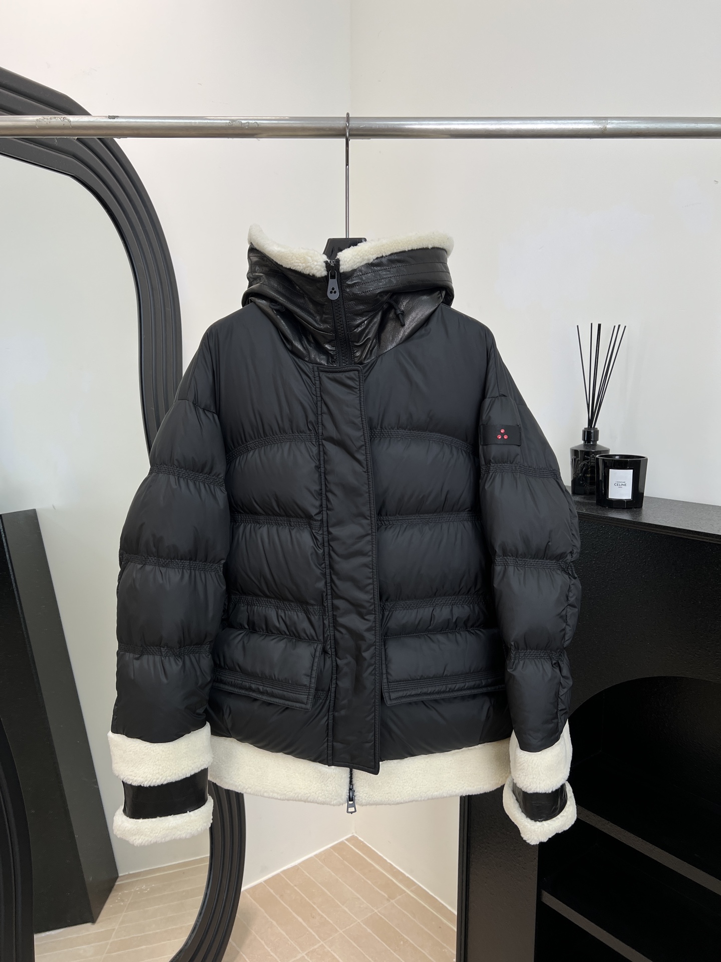 NO:588630,Comes with dust bag PEUTEREY new autumn and winter style leather hooded down jacket, lining with high fill power down, hood design sherpa lining, white stripes on cuffs and hem, filling 90 white goose down, casual fit size S M L,,down jacket,hats,alexander wang19860909配防尘袋 PEUTEREY 秋冬新款 拼皮连帽羽绒服、内里高蓬松度羽绒、帽设计羊羔绒内衬、袖口和下摆拼接白色条纹、填充物90白鹅绒、休闲版型 码数S M L,,down jacket,hats,alexander wang,Women's clothing