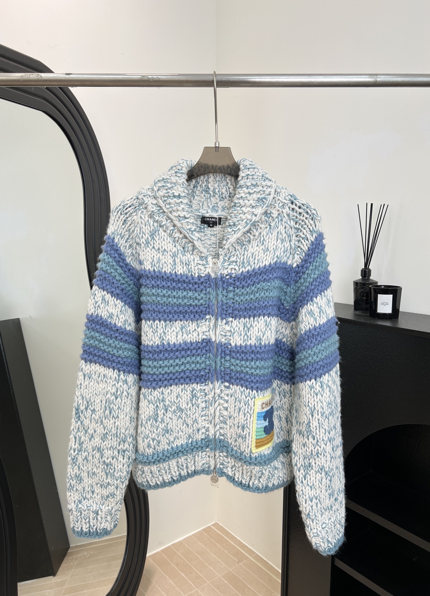 NO:588666,ChaneI Xiaoxiang new autumn and winter blue striped knitted cardigan, using thick knitting technology, wool blended material, soft and skin-friendly and warm, blue and white contrast stripes + gradient design, casual fit, size S M L,,chanel,alexander wang19860909ChaneI 小香 秋冬新款 蓝色条纹针织开衫、采用粗针织工艺、羊毛混纺材质、柔软亲肤又保暖、蓝白撞色条纹+渐变设计、休闲版型 码数S M L,,chanel,alexander wang,Women's clothing