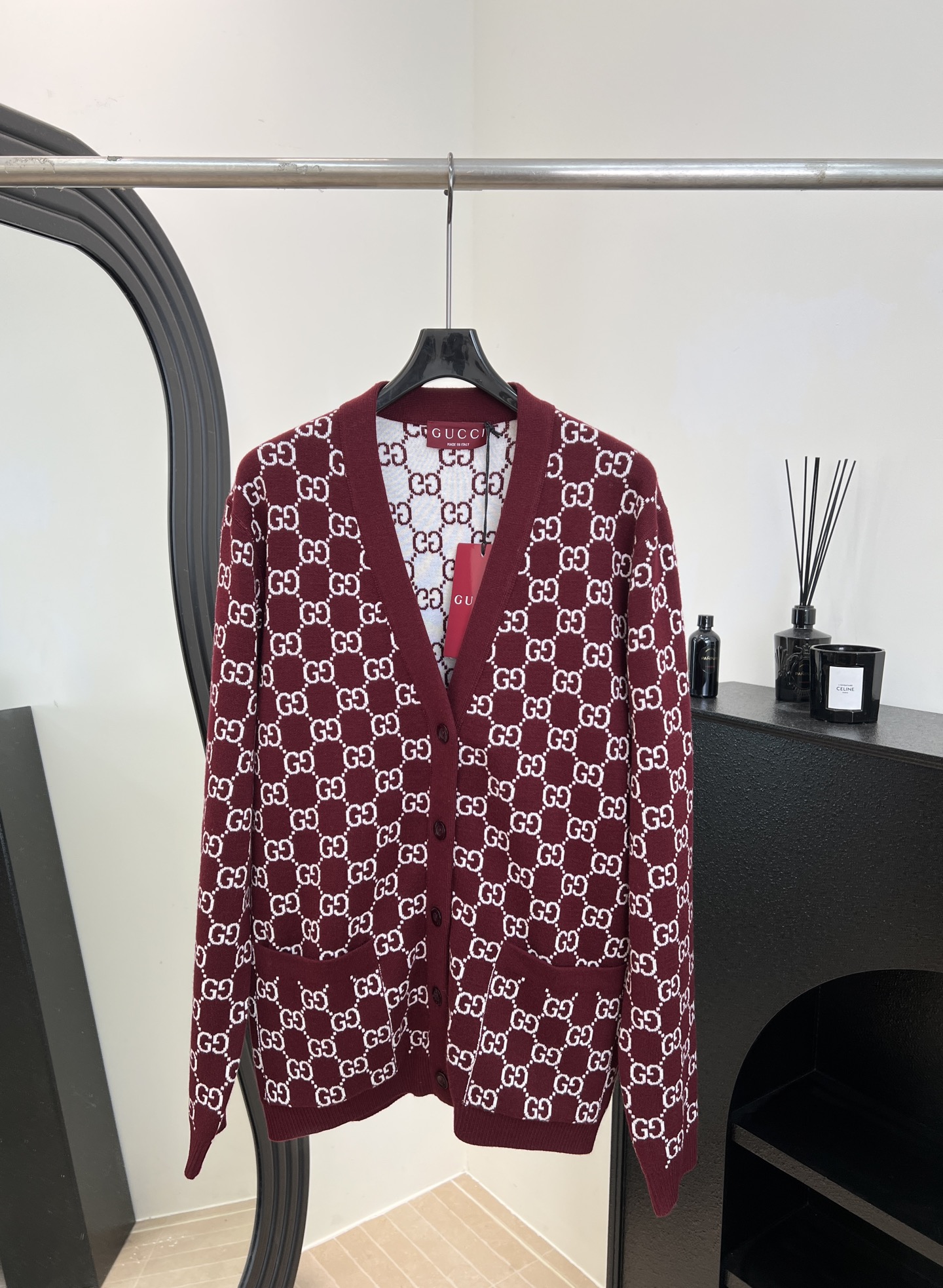 NO:588638,Gucci's new autumn and winter GG jacquard knitted cardigan, burgundy lining and milky white color, classic double G letter pattern, retro elegant temperament, soft and warm wool material, casual fit, size S M L,,gucci,alexander wang19860909Gucci 秋冬新款 GG提花针织开衫、酒红内里乳白配色、经典双G字母图案、复古优雅气质羊毛材质柔软保暖、休闲版型 码数S M L,,gucci,alexander wang,Women's clothing