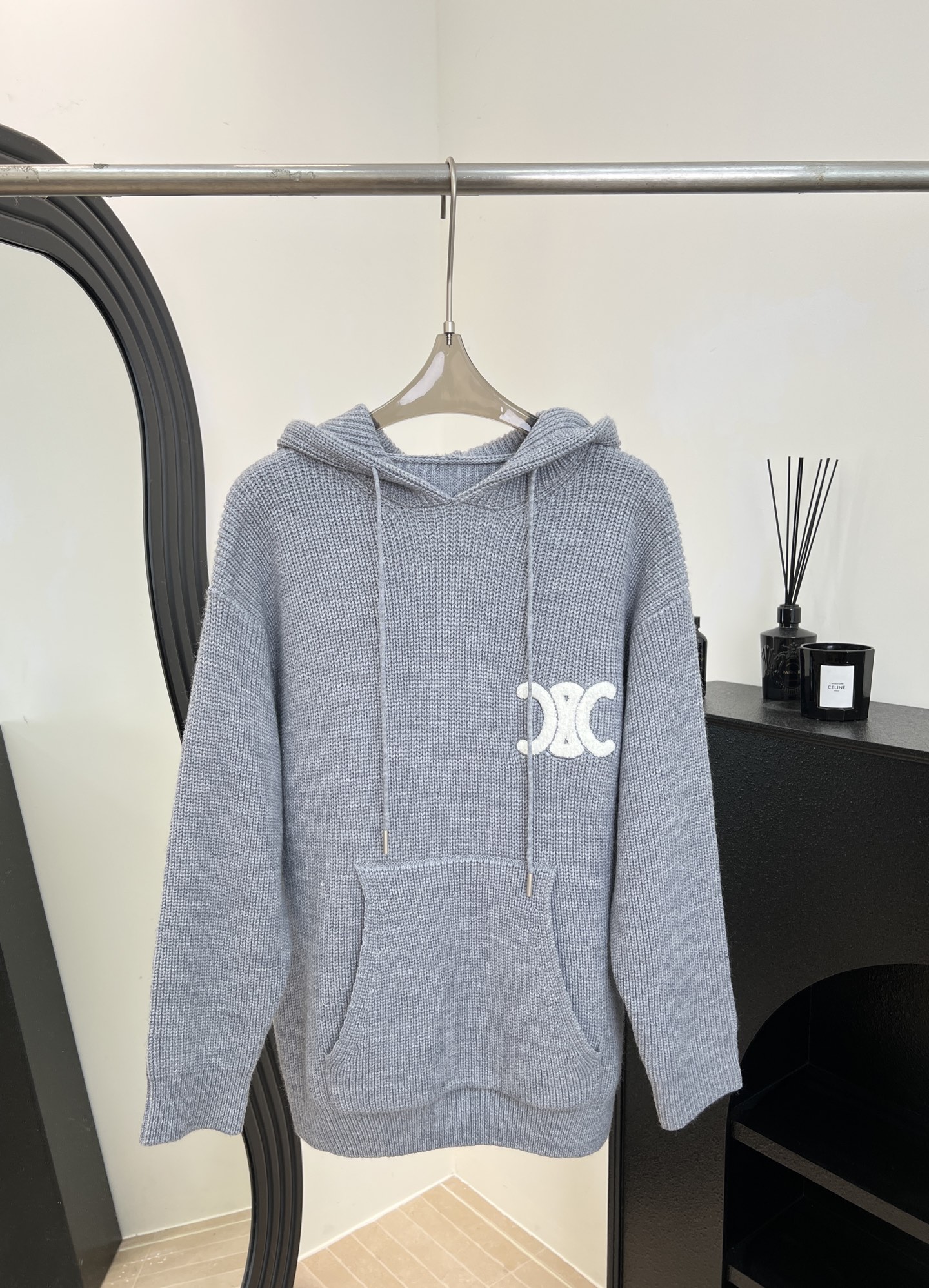 NO:588652,Celine's new autumn and winter style gray hooded knitted sweatshirt, double C letter embroidery on the chest, drawstring hood + front kangaroo pocket, casual fit, size S M L,,celine,hoodie,sweatshirts,hats,alexander wang19860909Celine 秋冬新款 灰色连帽针织卫衣、胸口双C字母刺绣、抽绳连帽+前置袋鼠口袋、休闲版型 码数S M L,,celine,hoodie,sweatshirts,hats,alexander wang,Women's clothing