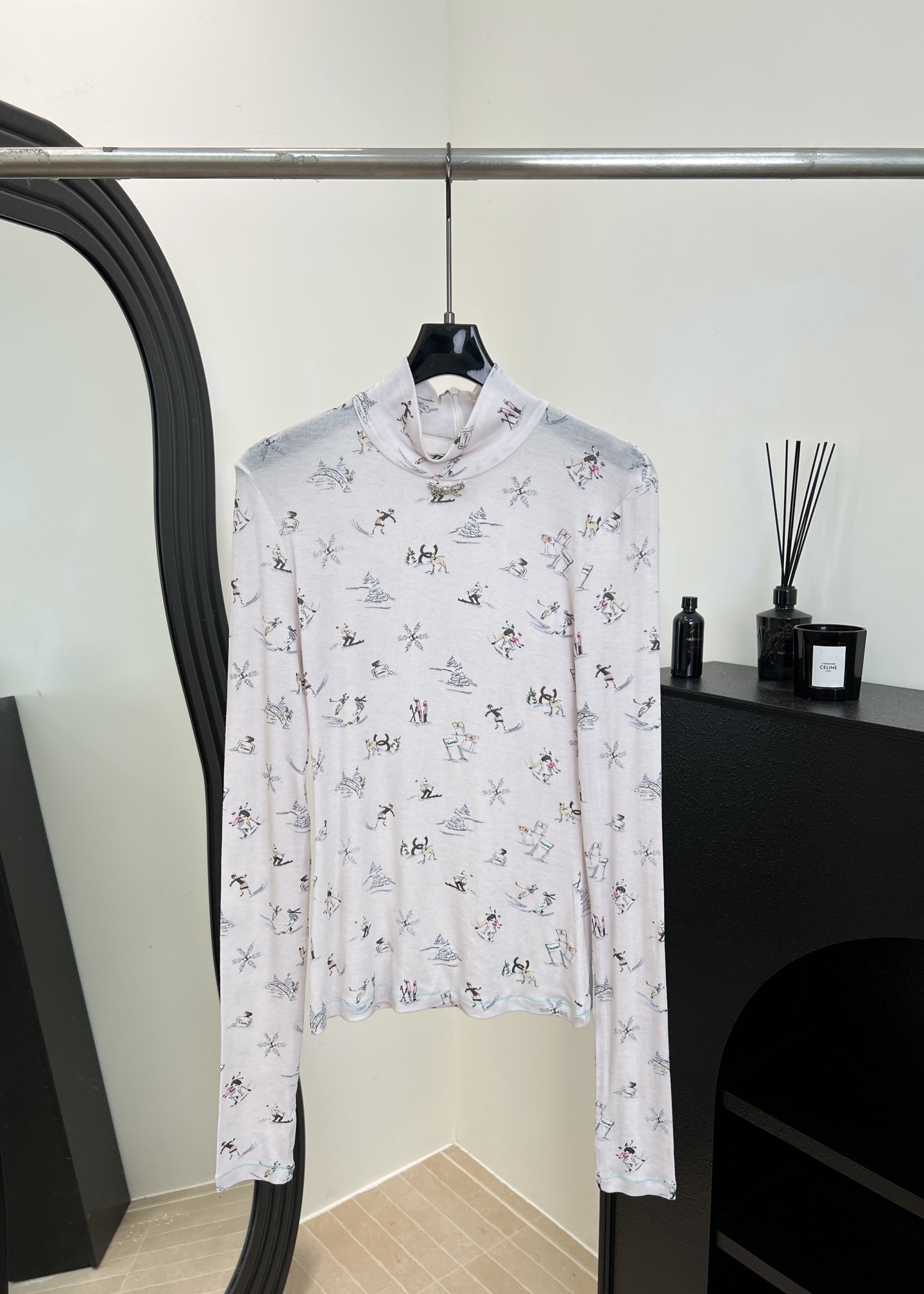 NO:588672,ChaneI Xiaoxiang new autumn and winter ski series turtleneck bottoming shirt, ski theme print + bow, soft cashmere blended material, casual fit, size S M L,,chanel,alexander wang19860909ChaneI 小香 秋冬新款 滑雪系列高领打底衫、滑雪主题印花＋蝴蝶结、柔软羊绒混纺材质、休闲版型 码数S M L,,chanel,alexander wang,Women's clothing