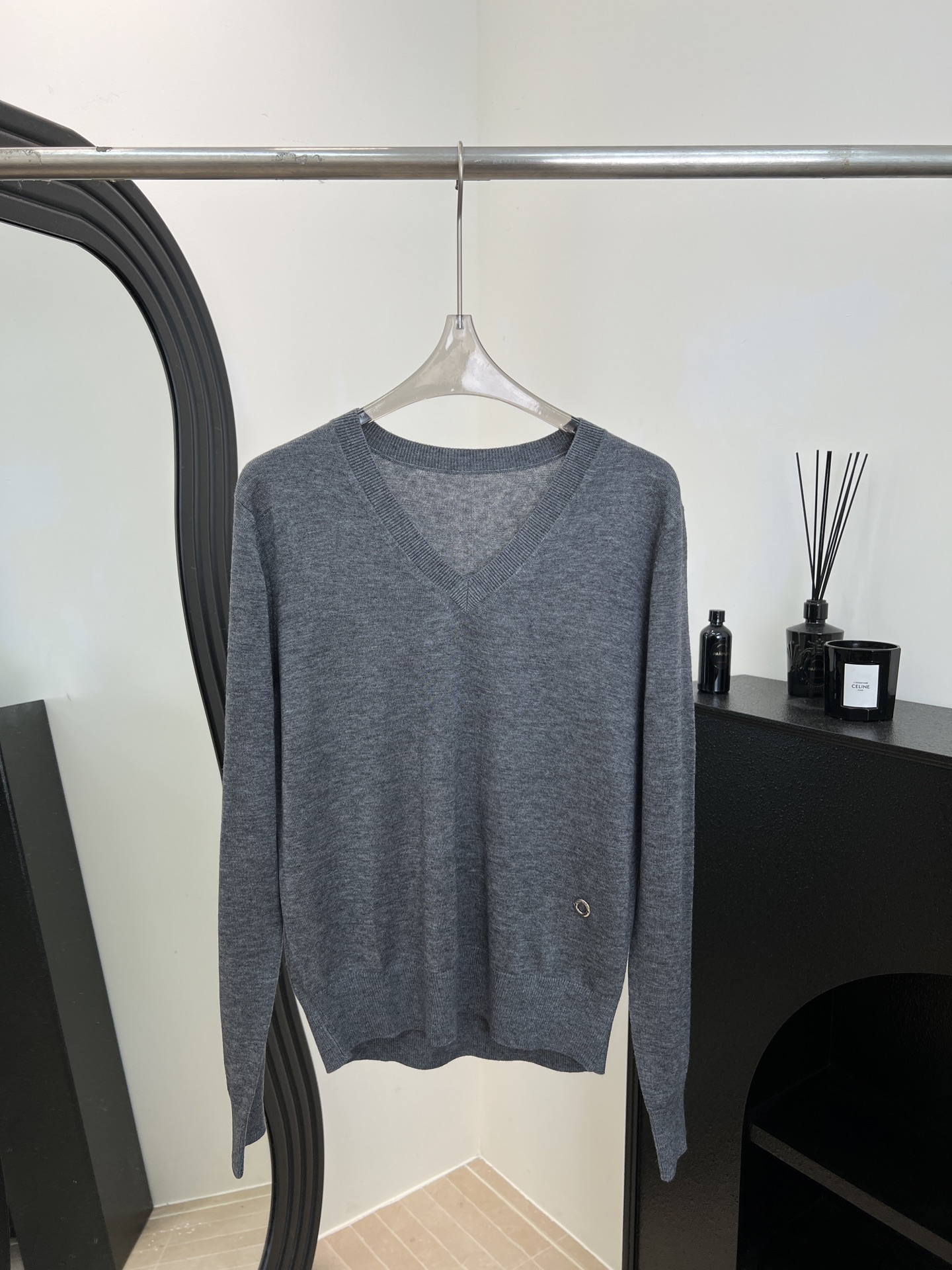 NO:591477,Loro Piana LP autumn and winter new style round neck wool V-neck knitted pullover, wool fabric, soft and comfortable, solid color, versatile, size S M L,,loro piana,loro piana,alexander wang19860909Loro Piana LP 秋冬新款 圆领羊毛V领针织套头衫、羊毛面料、柔软舒服、净色百搭不挑人 码数S M L,,loro piana,loro piana,alexander wang,Women's clothing