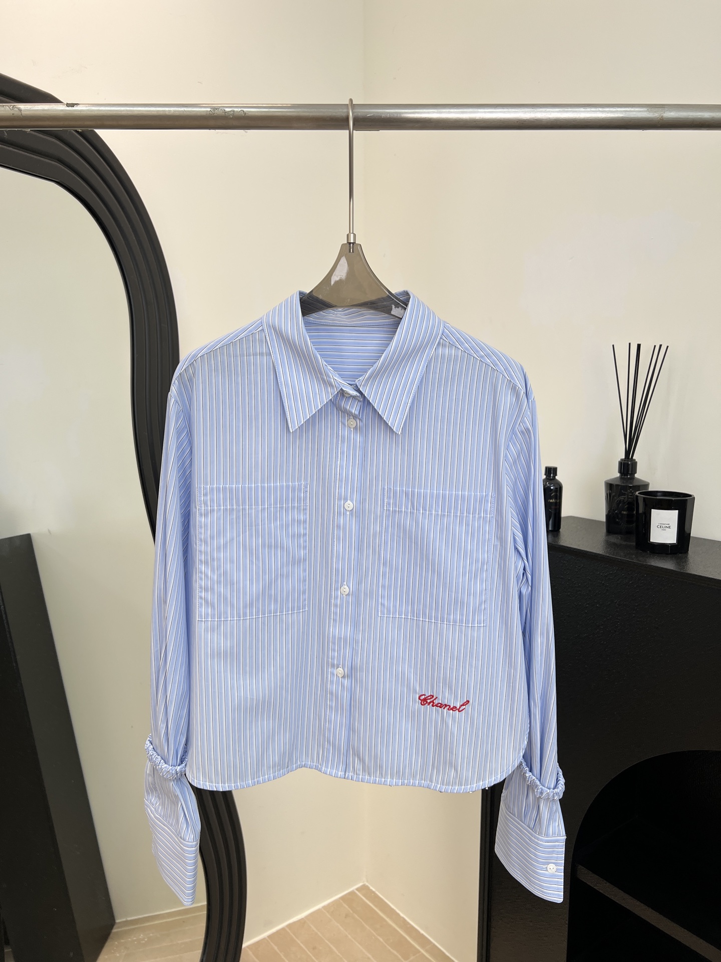 NO:588677,Chanel Xiaoxiang 26th Spring and Summer New Style Lapel Striped Shirt, Light Blue and White Color + Classic Stripes, Simple and Elegant, Double Chest Pockets + Divine Mouth Embroidery 'Chanel' Super Recognizable, Casual Fit Size S M L,,chanel,shirts,alexander wang19860909Chanel 小香 26年春夏新款 翻领条纹衬衫、浅蓝白配色+经典条纹、简约优雅、胸前双口袋+神口刺绣“Chanel”超有辨识度、休闲版型 码数S M L,,chanel,shirts,alexander wang,Women's clothing