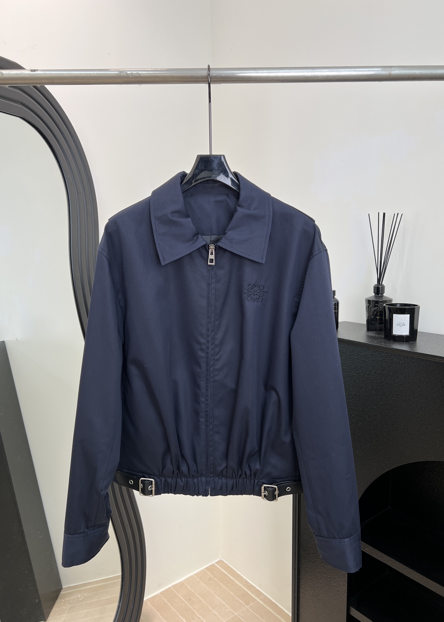 NO:588681,Loewe's new autumn and winter style short belt jacket, front zipper + waist belt design, adjustable belt, slightly glossy and textured, gathered hem + leather brand decoration, casual fit, size S M L,,loewe,jackets & coats,jackets & coats,alexander wang19860909Loewe 秋冬新款 短款皮带夹克外套、前襟拉链+腰部皮带设计、皮带可调节、微光泽感超有质感、下摆缩褶＋皮牌装饰、休闲版型 码数S M L,,loewe,jackets & coats,jackets & coats,alexander wang,Women's clothing