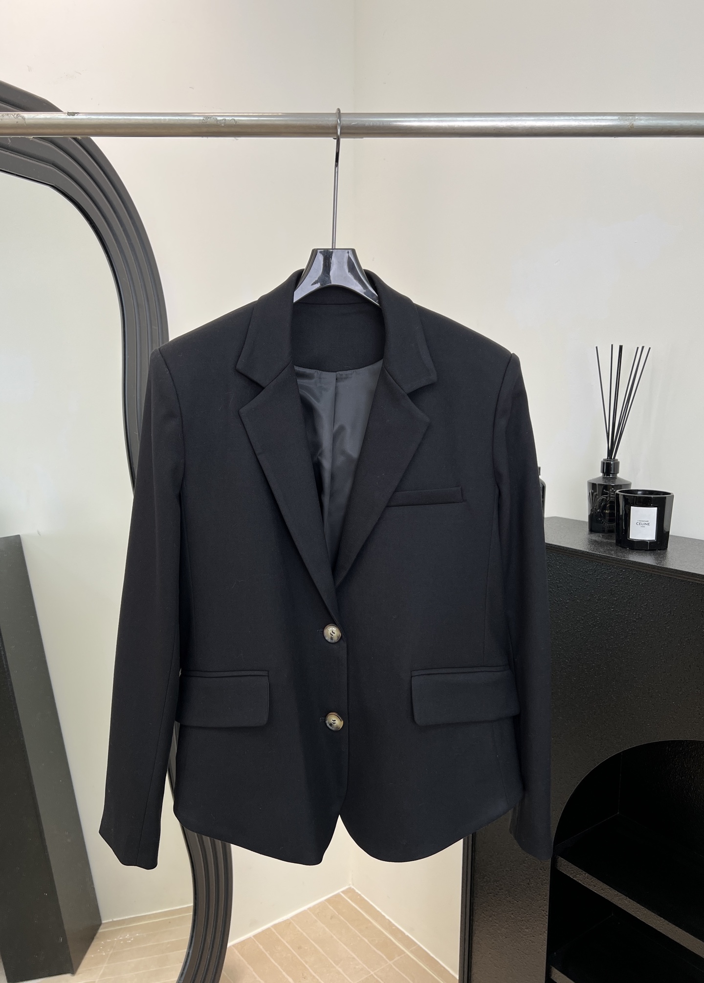 NO:588687,Loewe new autumn and winter wool suit jacket, made of high-quality wool, soft and drapey texture, shoulder version + classic double-breasted, simple and elegant, casual version, size S M L,,loewe,jackets & coats,business suit,alexander wang19860909Loewe 秋冬新款 羊毛西装外套、采用高品质羊毛,质地柔软有垂感、正肩版型+经典双排扣、简约大方、休闲版型 码数S M L,,loewe,jackets & coats,business suit,alexander wang,Women's clothing