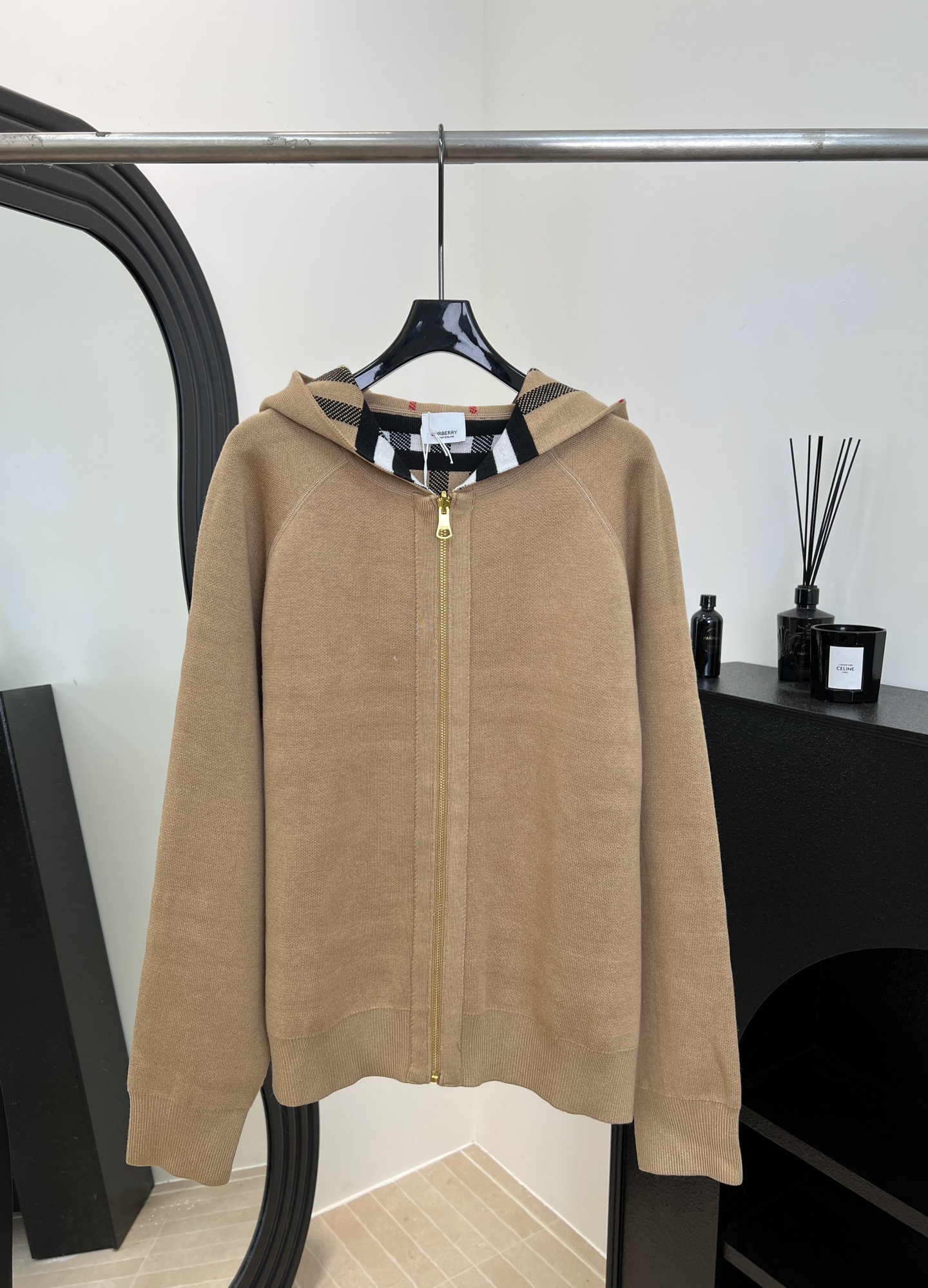 NO:588698,Burberry's new autumn and winter style double-sided war horse knitted cardigan, double-sided jacquard craftsmanship, one side is a classic plaid, and the other side is the war horse logo, British retro modern simplicity can be switched at will, threaded neckline, cuffs and hem design, casual fit, size S M L,, burberry, alexander wang19860909Burberry 秋冬新款 双面穿战马针织开衫,双面提花工艺,一面是经典格纹,一面是战马Logo,英伦复古现代简约随心切换、螺纹领口、袖口和衣摆设计、休闲版型 码数S M L,,burberry,alexander wang,Women's clothing