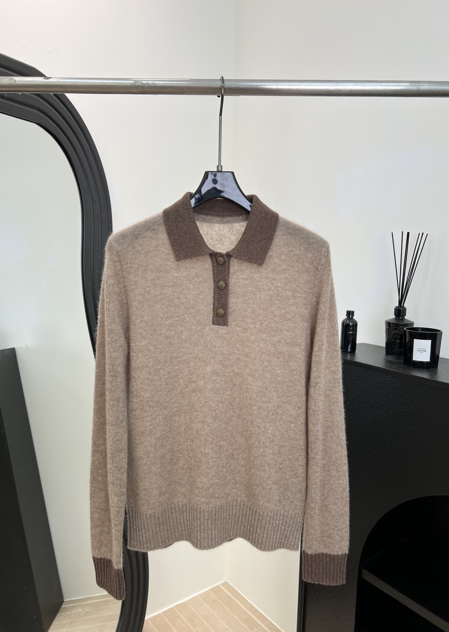 NO:591465,Loro Piana LP autumn and winter new style, contrasting color Polo cashmere sweater, made of customized cashmere, beige body + dark brown collar and cuffs, casual fit, size S M L,,loro piana,loro piana,alexander wang19860909Loro Piana LP 秋冬新款 撞色Polo羊绒衫、采用定制羊绒、米色衣身+深棕领口袖口、休闲版型 码数S M L,,loro piana,loro piana,alexander wang,Women's clothing
