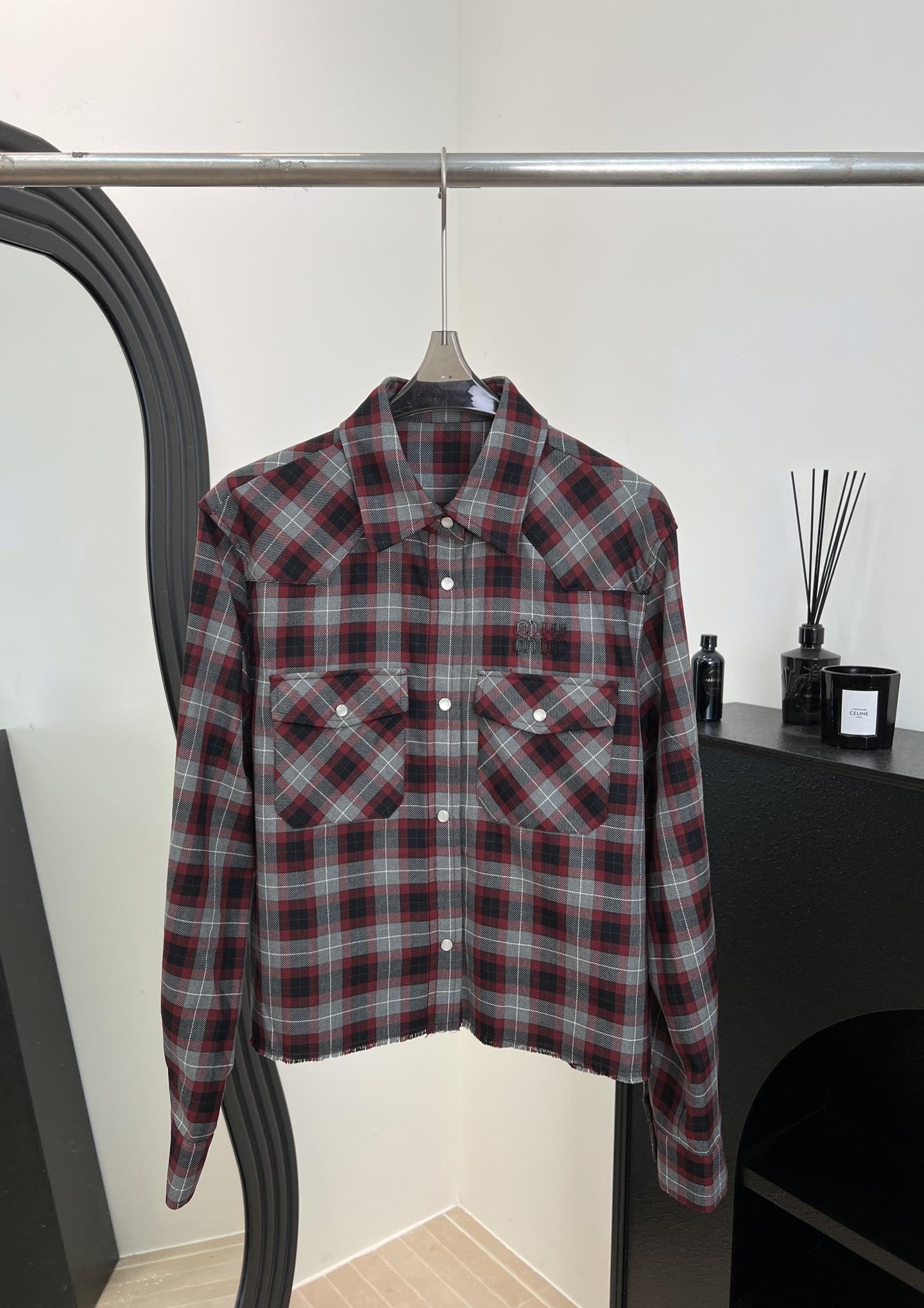 NO:588702,Miu Miu early spring new style plaid short shirt, cotton and wool blend, soft and skin-friendly yet crisp, classic plaid + yarn-dyed weaving process, same color on the front and back, chest pocket, casual fit, size S M L,,miumiu,shirts,alexander wang19860909Miu Miu 早春新款 格纹短款衬衫、棉羊毛混纺、柔软亲肤又挺括、经典格纹+色织工艺,正反面色泽一致、胸前口袋、休闲版型 码数S M L,,miumiu,shirts,alexander wang,Women's clothing