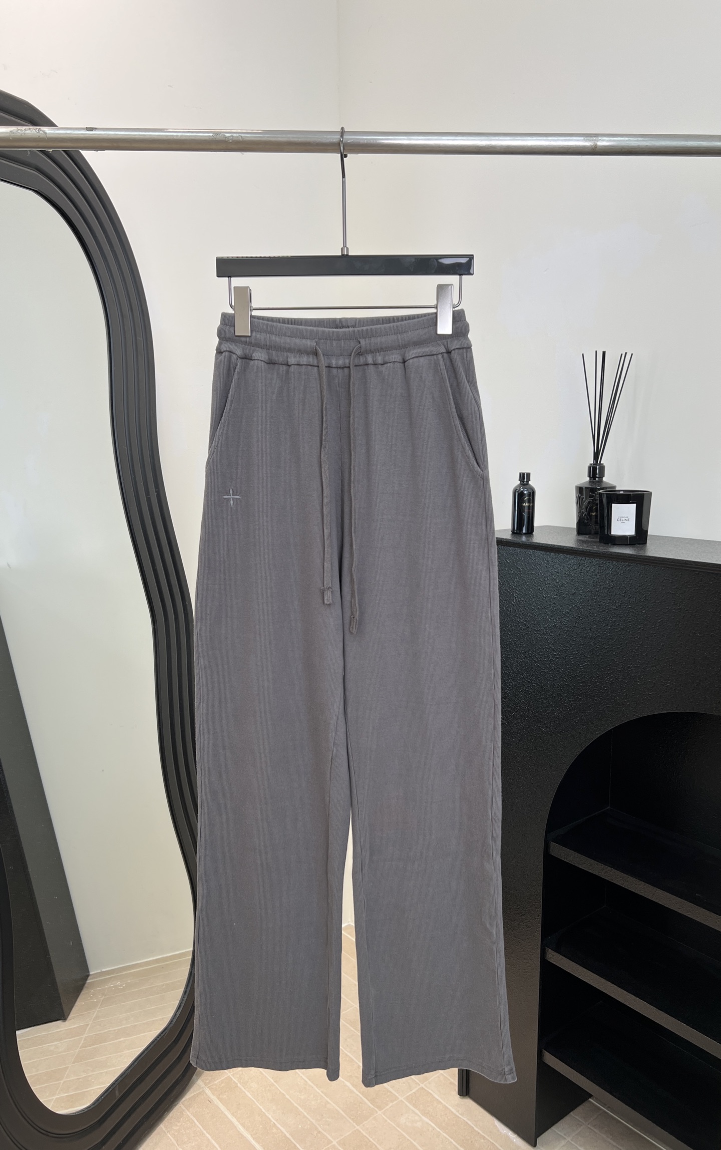 NO:588710,SMFK's new autumn and winter style, heavy-duty washed drawstring wide-leg pants, adjustable waist drawstring, embroidered cross details, light fabric with good drape, loose wide-leg version, size XS S M L,, alexander wang19860909SMFK 秋冬新款 重工洗水抽绳阔腿裤、腰部抽绳可调节、细节有刺绣十字点缀、轻薄面料垂感好,宽松阔腿版型 码数XS S M L,,alexander wang,Women's clothing