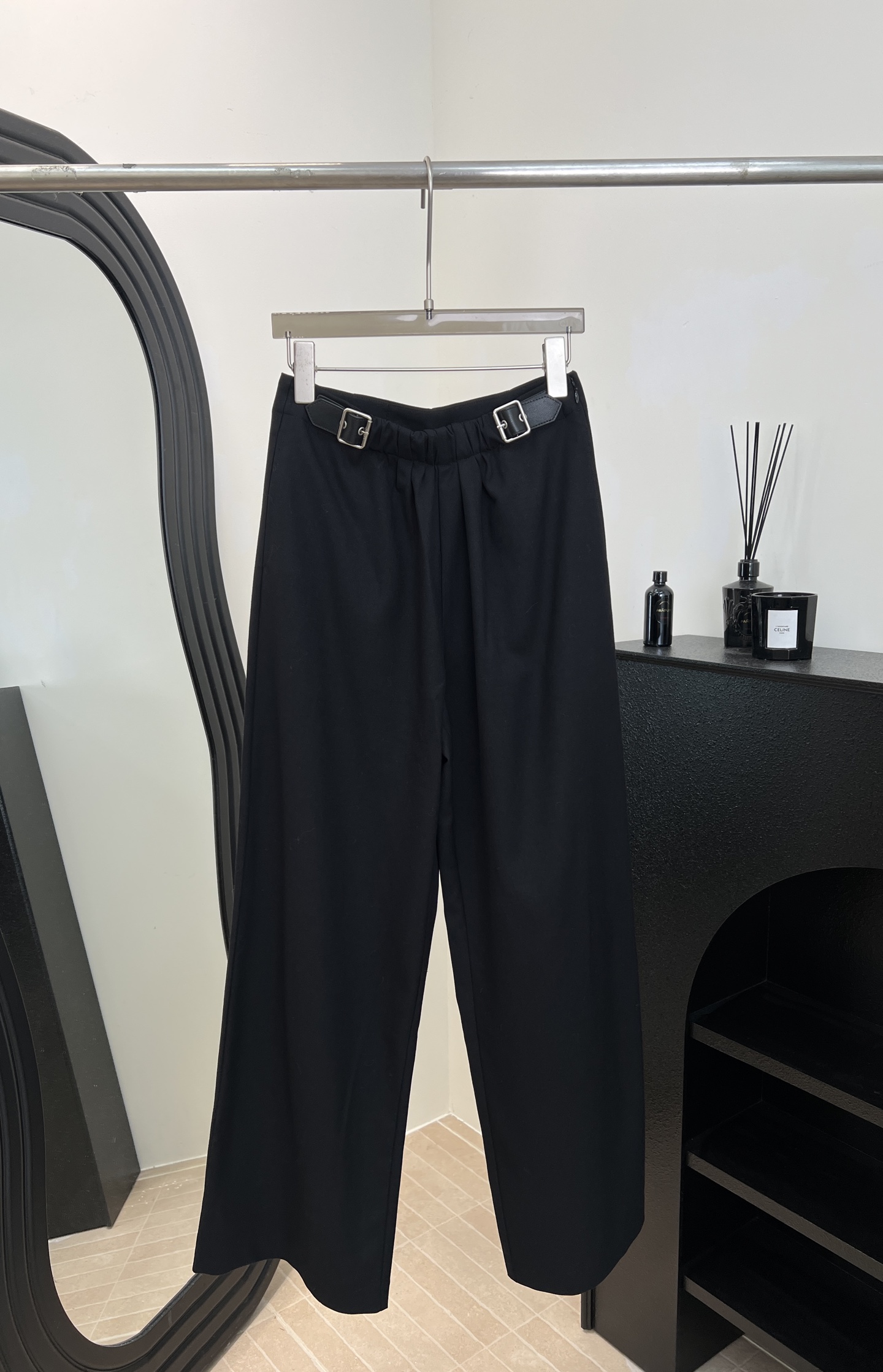 NO:588693,Loewe's new autumn and winter style wool belted trousers, front gathered, leather belt details, seam pockets, rear button welt pockets, LOEWE embossed leather patch on the back, casual fit, size S M L,,loewe,alexander wang19860909Loewe 秋冬新款 羊毛腰带长裤、正面缩褶,搭配皮革腰带细节、接缝口袋后侧纽扣嵌线袋、背面饰有 LOEWE 压纹皮革贴片、休闲版型 码数S M L,,loewe,alexander wang,Women's clothing