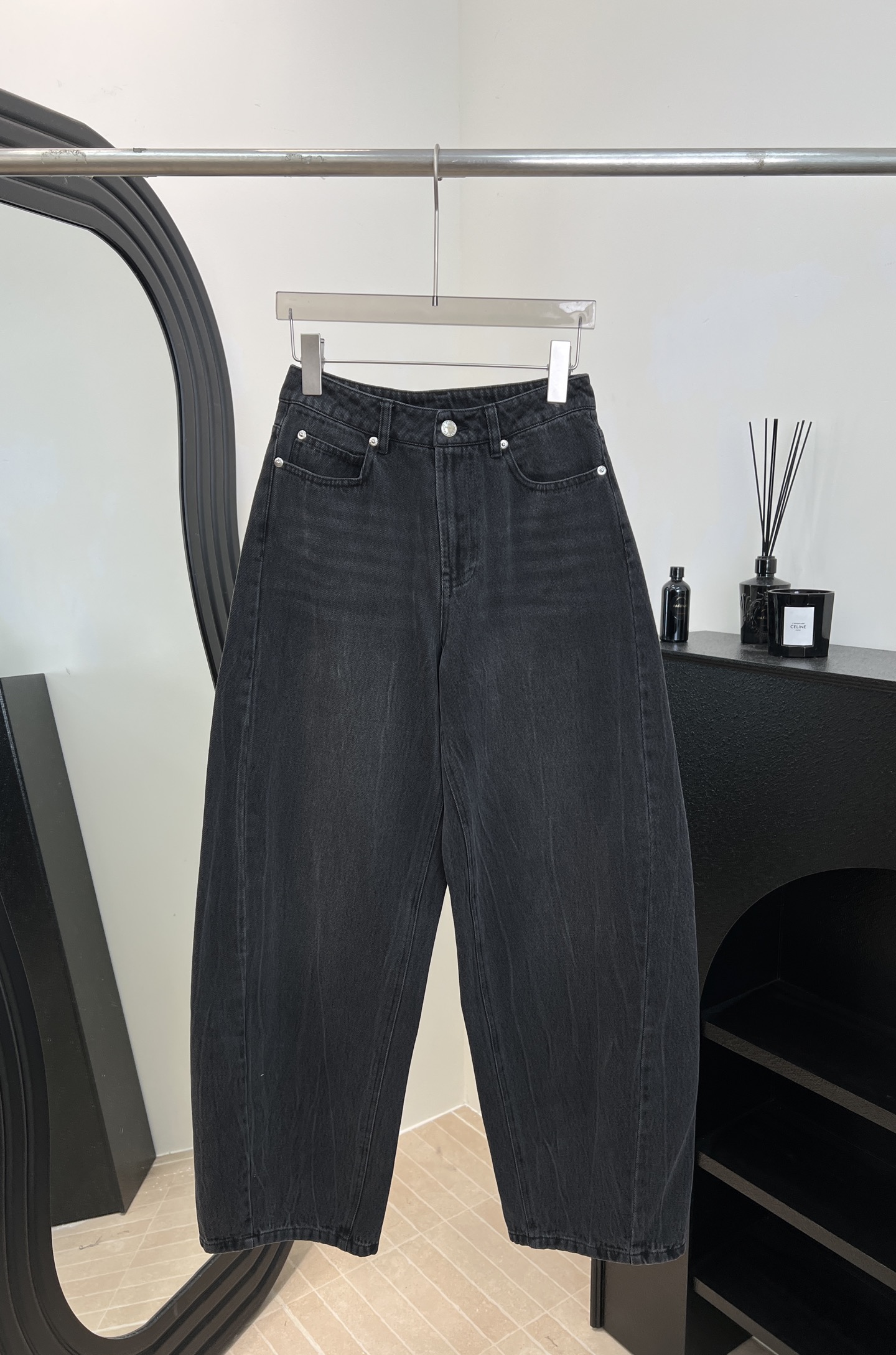 NO:588713,Alexander Wang's new fall and winter style scimitar jeans, heavy washed denim + diamond lettering on the back pocket, high waist and wide leg design, modified leg shape, casual fit, size S M L,,jeans,alexander wang19860909Alexander Wang 秋冬新款 烫钻弯刀牛仔裤、重工水洗牛仔布+后袋烫钻字母、高腰阔腿设计、修饰腿型、休闲版型 码数S M L,,jeans,alexander wang,Women's clothing
