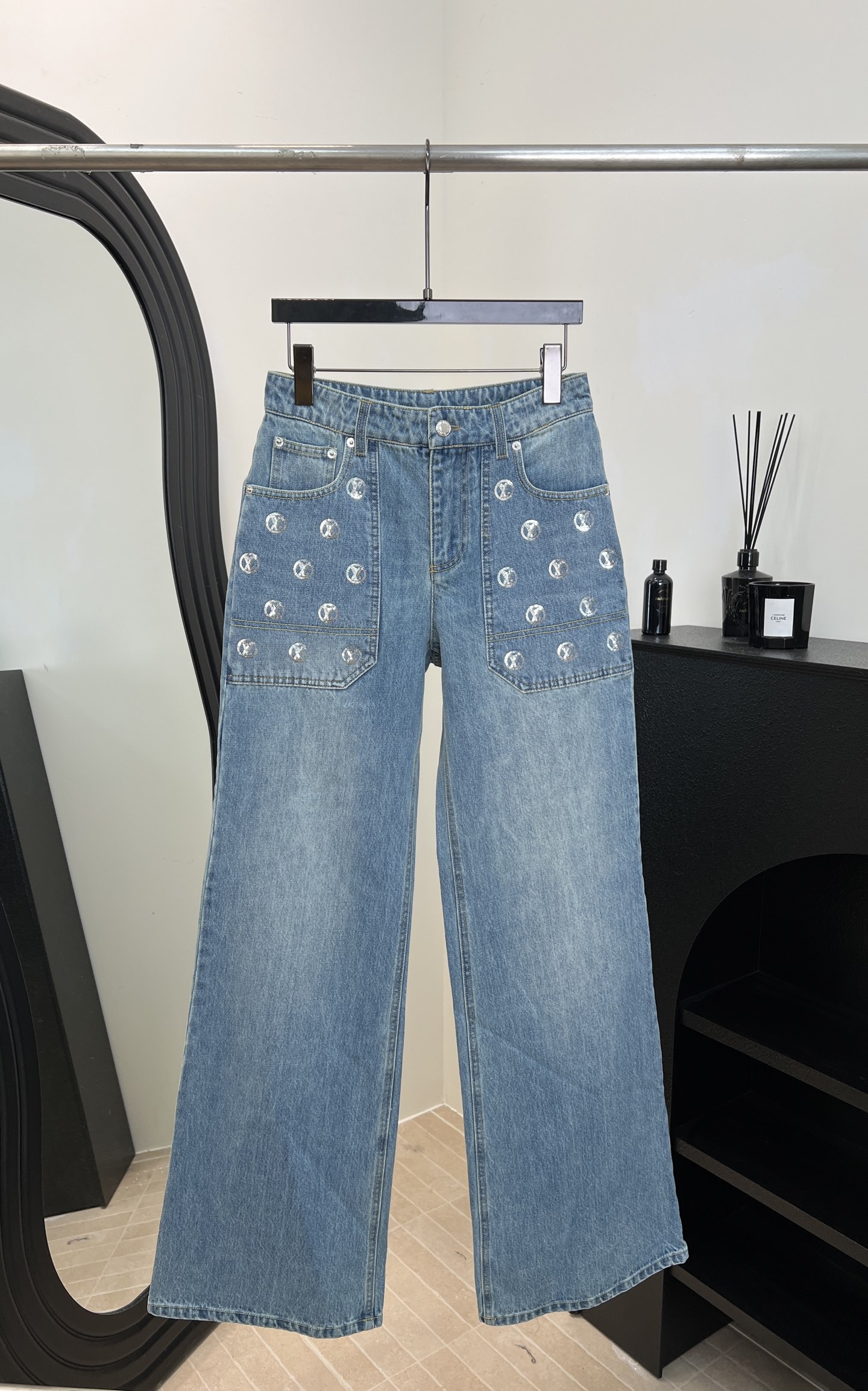 NO:588716,LouisVuitton Louis' new autumn and winter style sequined straight jeans, light blue wash + full LV metal logo, longer trouser legs to show leg length, casual fit, size S M L,,louis vuitton,louis vuitton,louis vuitton,jeans,alexander wang19860909LouisVuitton 路易 秋冬新款 亮片直筒牛仔裤、浅蓝水洗+满幅LV金属Logo、裤腿偏长显腿长效果、休闲版型 码数S M L,,louis vuitton,louis vuitton,louis vuitton,jeans,alexander wang,Women's clothing