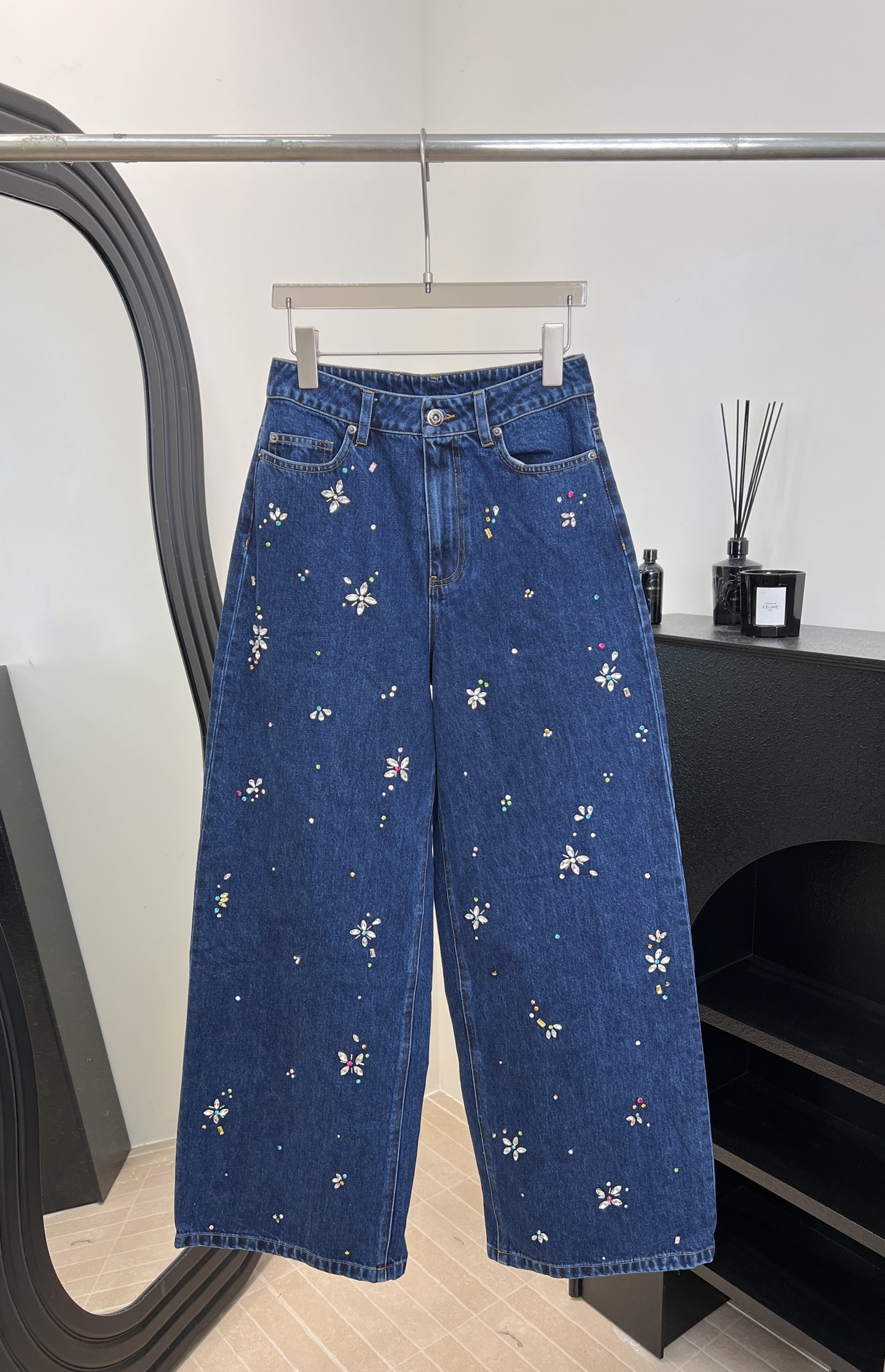 NO:588719,Self-Portrait new autumn and winter high-waisted wide-leg jeans, washed blue fabric + exquisite colored hot diamonds, high-waisted straight design to modify the leg shape, heavy-duty diamond details are super eye-catching, casual fit size S M L,,jeans,alexander wang19860909Self-Portrait 秋冬新款 高腰阔腿牛仔裤、水洗蓝色面料+精致彩色烫钻、高腰直筒设计修饰腿型、重工镶钻细节超吸睛、休闲版型 码数S M L,,jeans,alexander wang,Women's clothing