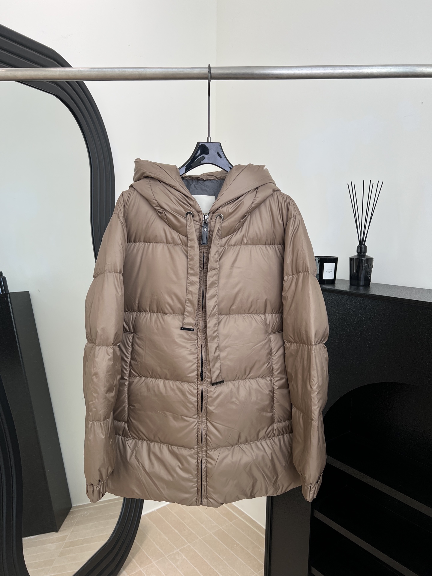 NO:629147,Comes with dust bag Max Mara new autumn and winter hooded goose down down jacket, filled with 90 European standard goose down, lightweight and warm hooded design + metal zipper, lightweight and not bulky, casual fit, size S M L,, down jacket, hats, alexander wang19860909配防尘袋 Max Mara 秋冬新款 连帽鹅绒羽绒服、采用90欧标鹅绒填充、轻盈又保暖连帽设计+金属拉链、轻便不臃肿、休闲版型 码数S M L,,down jacket,hats,alexander wang,Women's clothing
