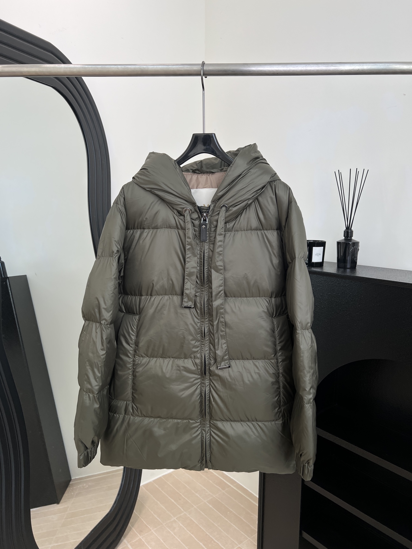 NO:591452,Comes with dust bag Max Mara new autumn and winter hooded goose down down jacket, filled with 90 European standard goose down, lightweight and warm hooded design + metal zipper, lightweight and not bulky, casual fit, size S M L,, down jacket, hats, alexander wang19860909配防尘袋 Max Mara 秋冬新款 连帽鹅绒羽绒服、采用90欧标鹅绒填充、轻盈又保暖连帽设计+金属拉链、轻便不臃肿、休闲版型 码数S M L,,down jacket,hats,alexander wang,Women's clothing